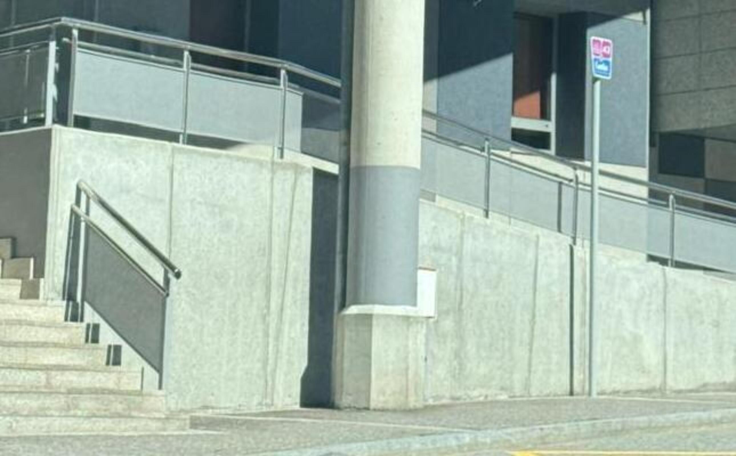 La columna amb el doble color per poder tapar la pintada. La columna amb el doble color per poder tapar la pintada.