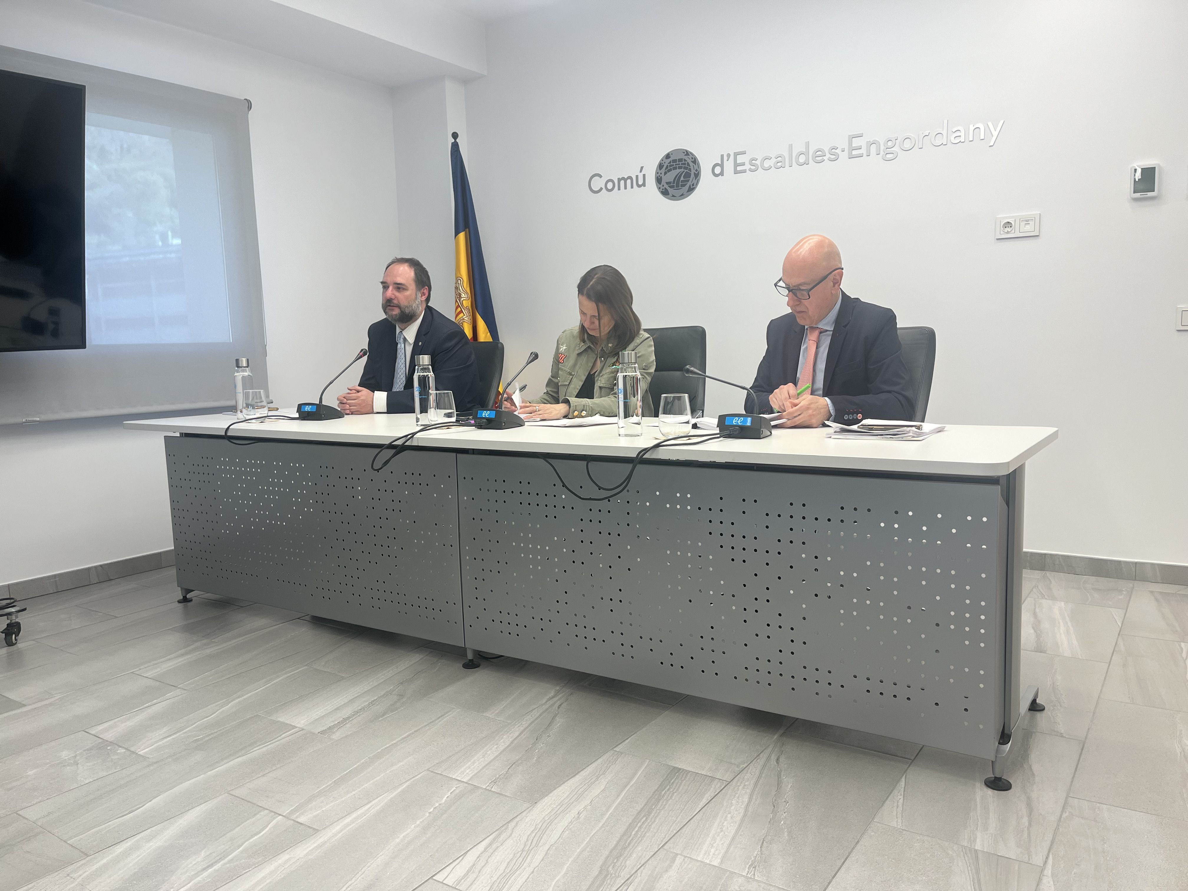 El conseller de Joventut i els cònsols d'Escaldes durant la roda de premsa posterior a la sessió de consell. El conseller de Joventut i els cònsols d'Escaldes durant la roda de premsa posterior a la sessió de consell.