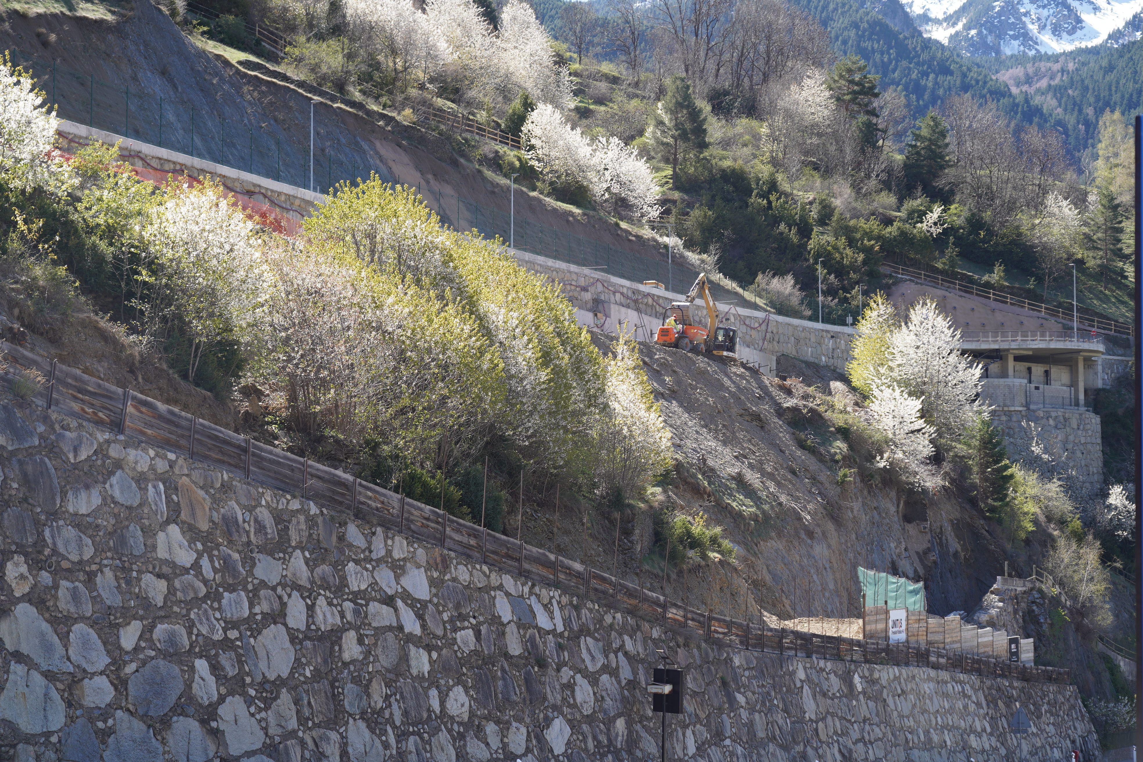 Una màquina iniciant els treballs d'excavació del futur complexe hoteler. Una màquina iniciant els treballs d'excavació del futur complexe hoteler.