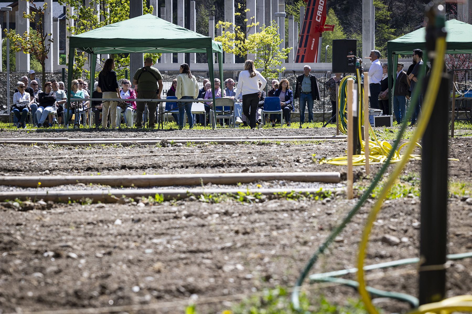La capital adjudica una cinquantena de parcel·les d’horts a la gent gran per fomentar l’envelliment actiu.
