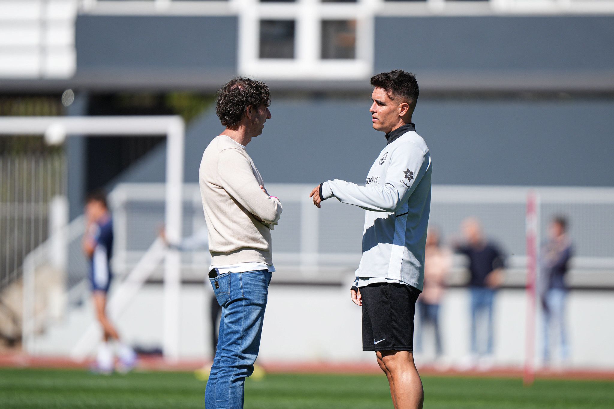El tècnic de l'FC Andorra, Carles Manso, conversant aquest divendres amb el director esportiu Jaume Nogués.