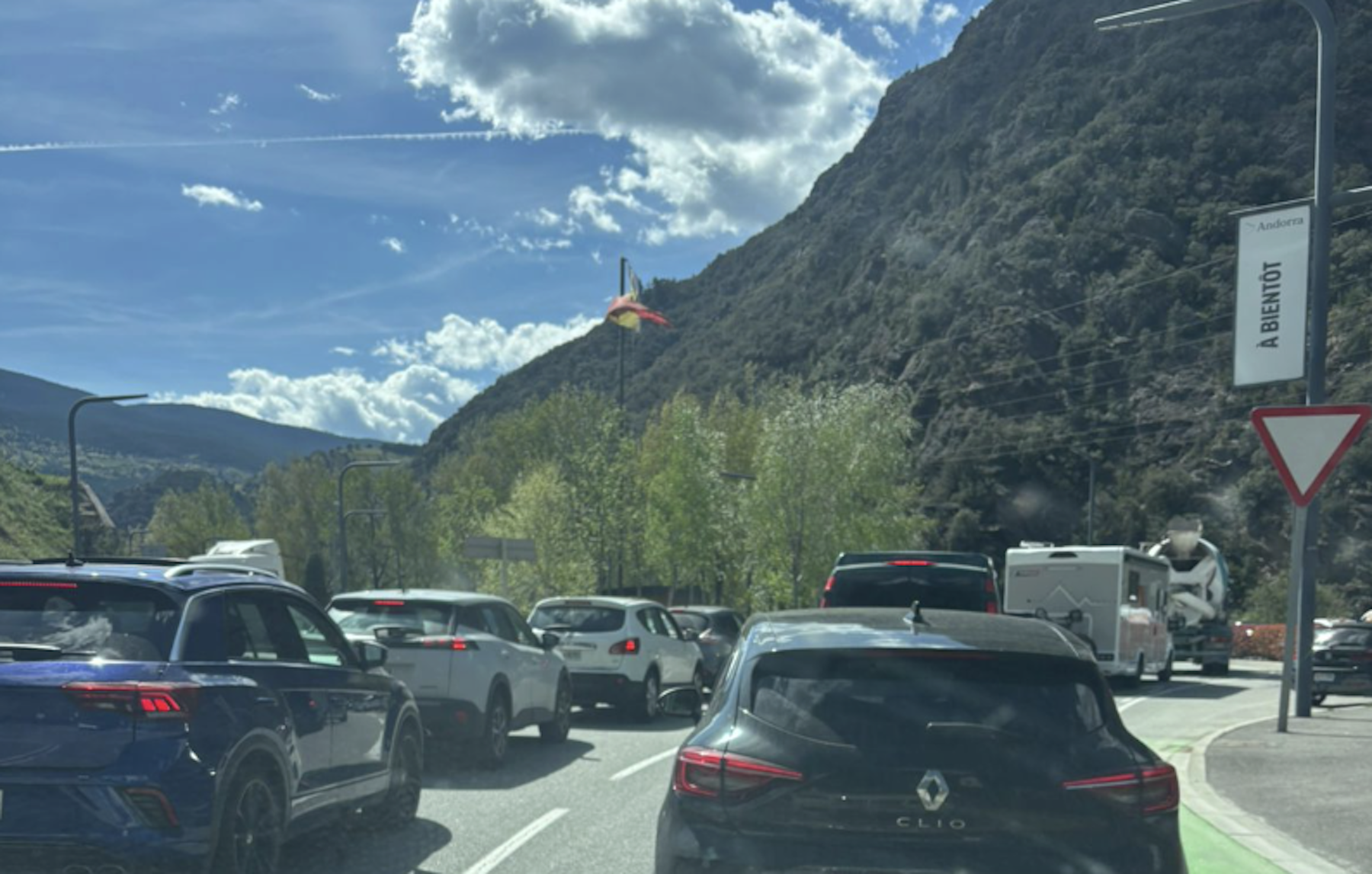 Cua per sortir del país a la frontera hispanoandorrana.