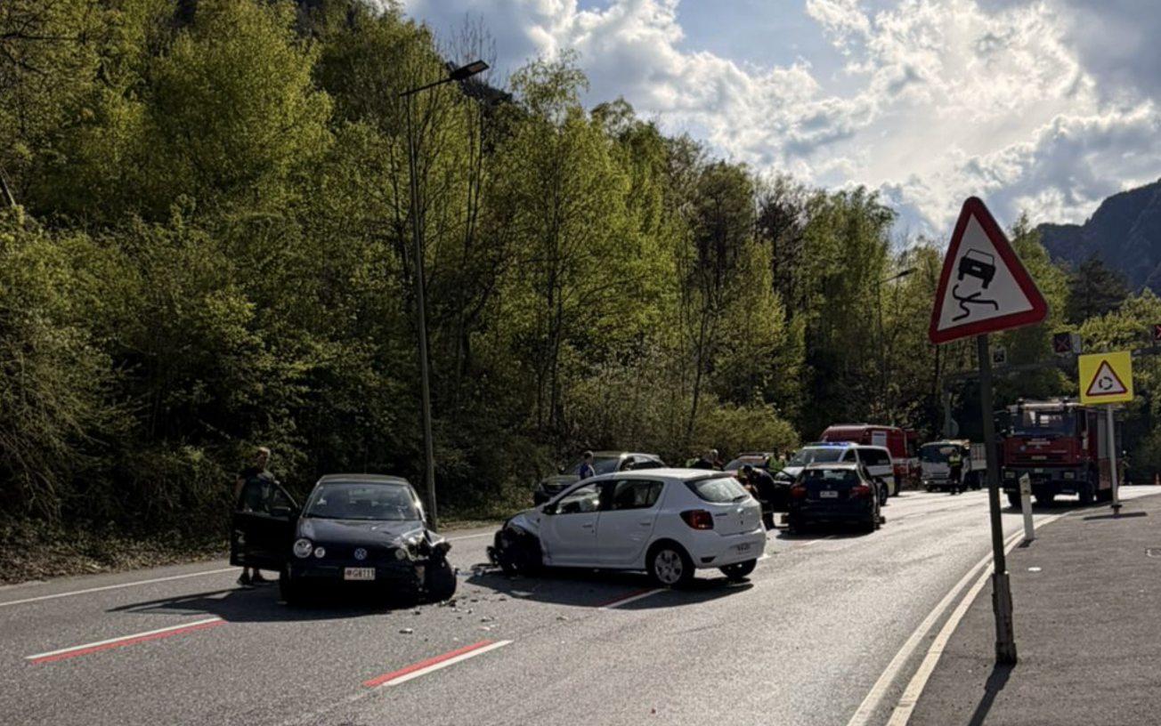 Els dos cotxes accidentats a la CG-1.