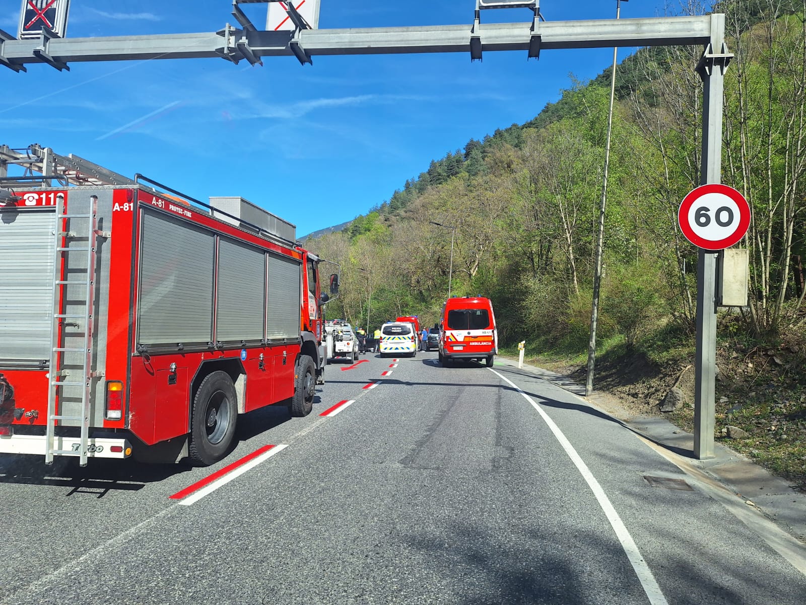 Bombers, policia i SUM al lloc de l’accident.