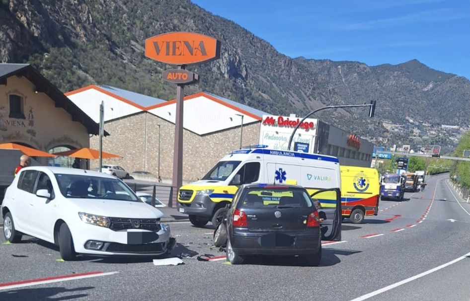 Els turismes que han xocat frontalment aquesta tarda a Santa Coloma.