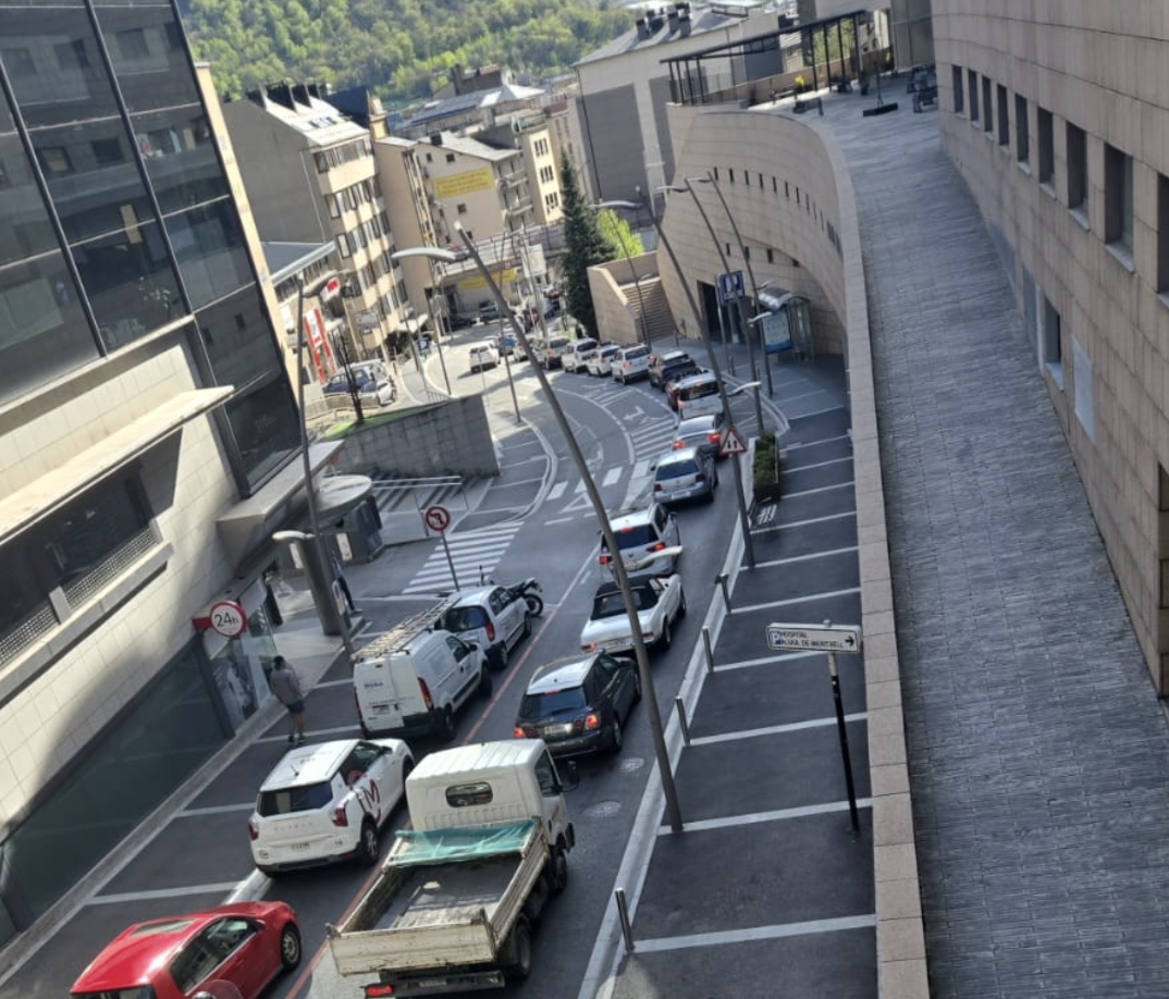 Cotxes aturats a Fiter i Rossell, al costat de l’hospital.