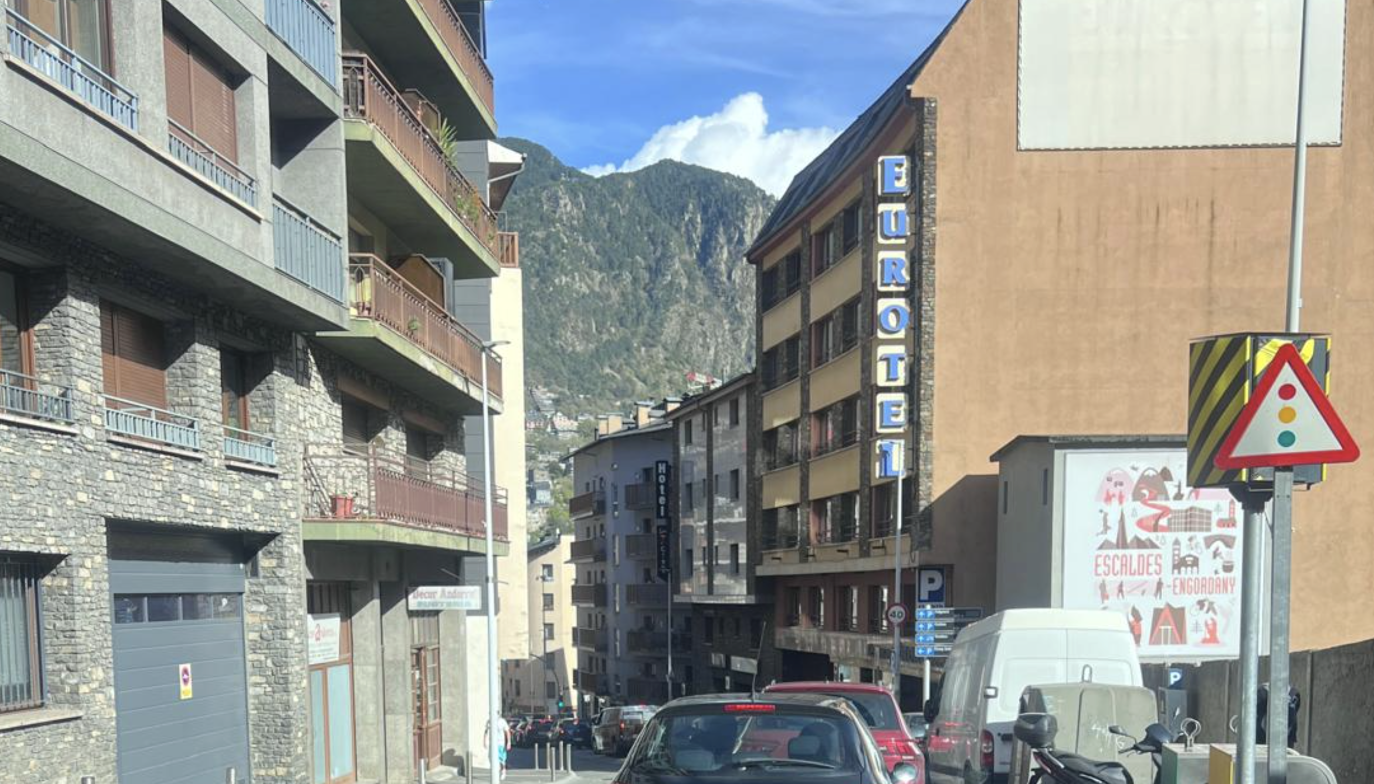 Cua a l’entrada d’Escaldes baixant de la Massana.