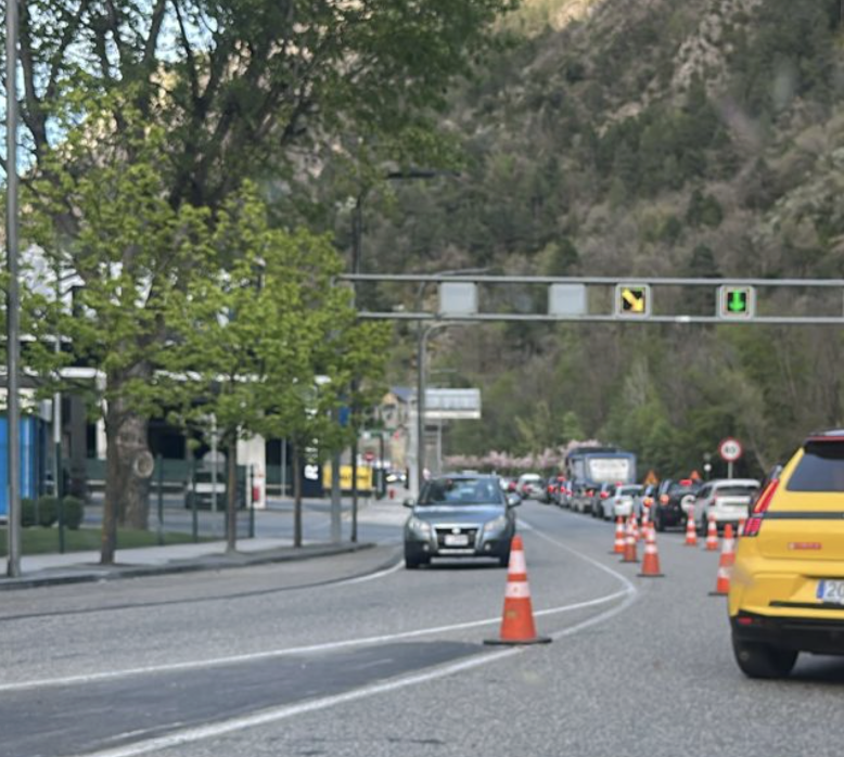 Retenció a l’altura de la rotonda de la Margineda.