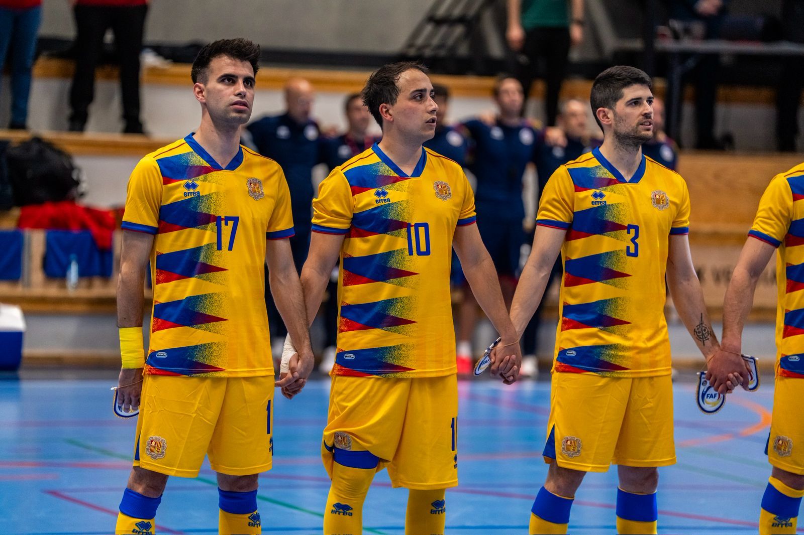 El dorsal 10, Arnau Rodríguez, escoltant l'himne del Gran Carlemany.