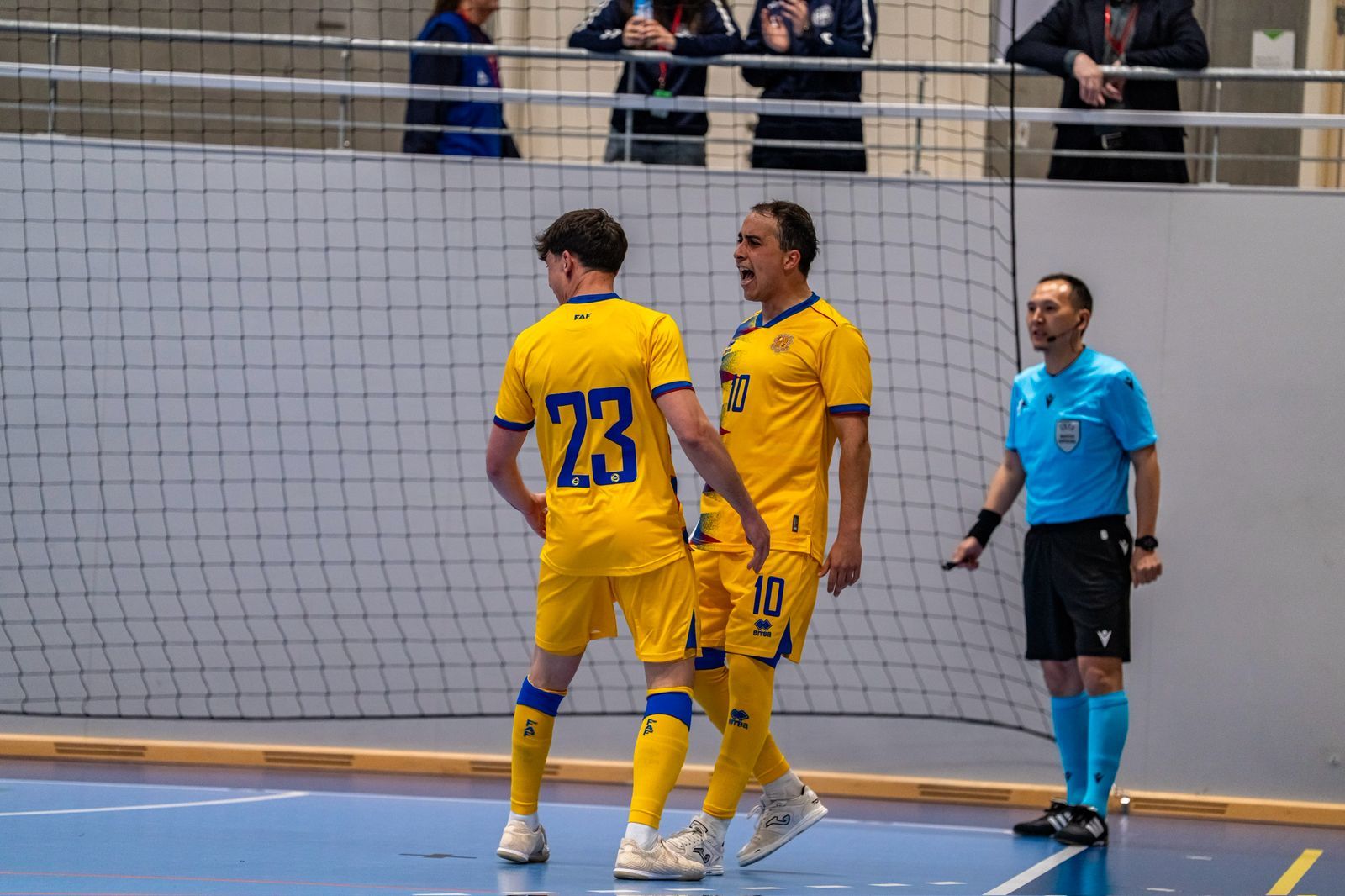 L'Arnau, un dels capitans de la selecció, celebrant un dels gols.