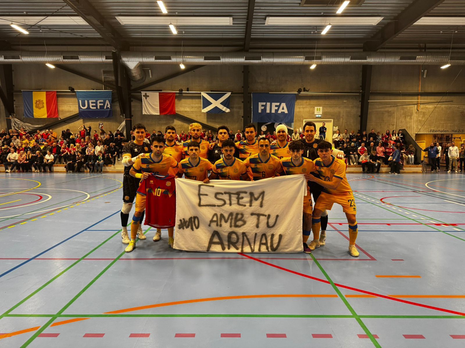 El combinat va mostrar una pancarta en suport a l'Arnau abans de l'últim partit.