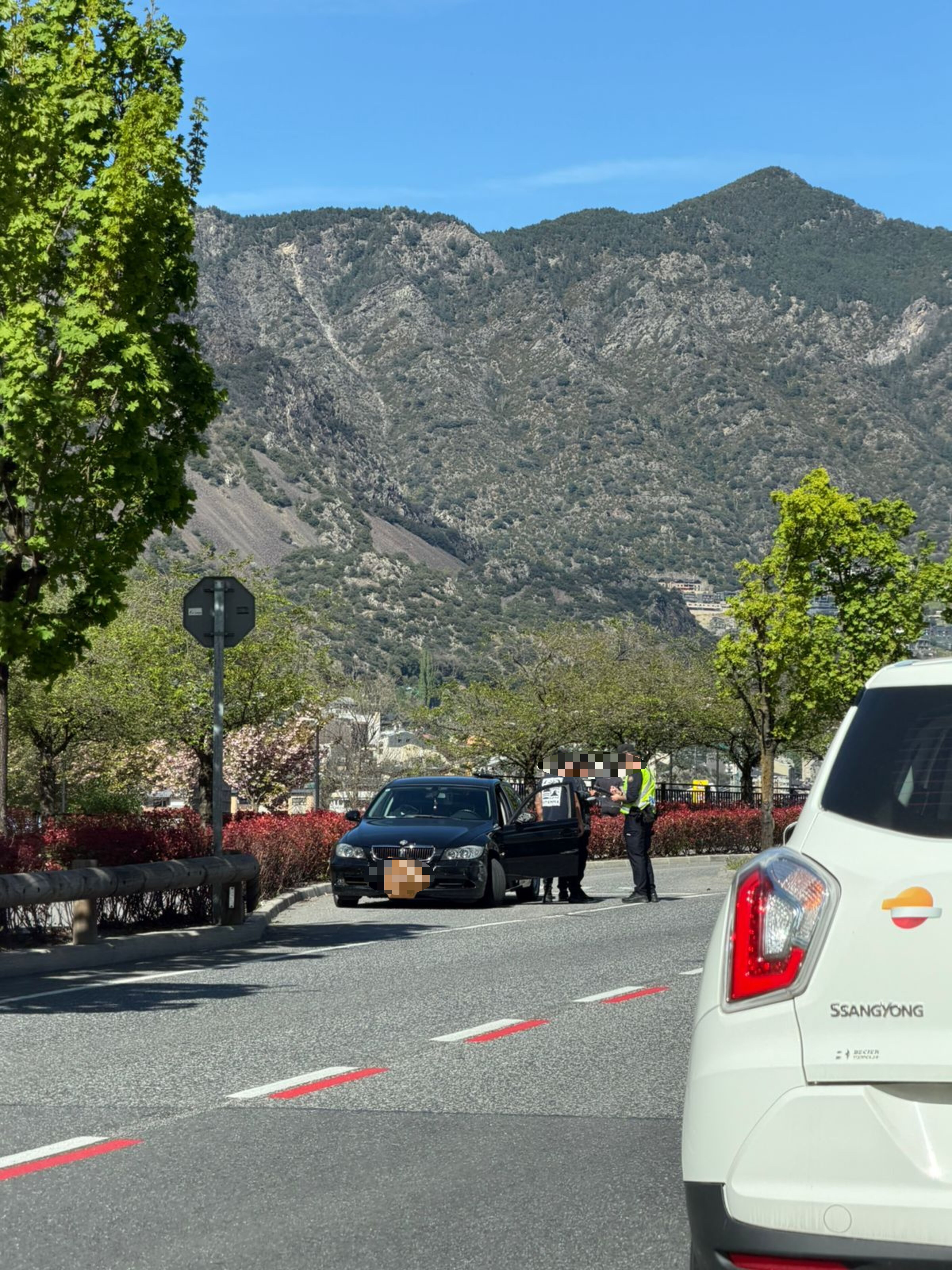 Agents de policia fent el control del cotxe que una mica més allunyat que els tres restants hauria causat l'accident.