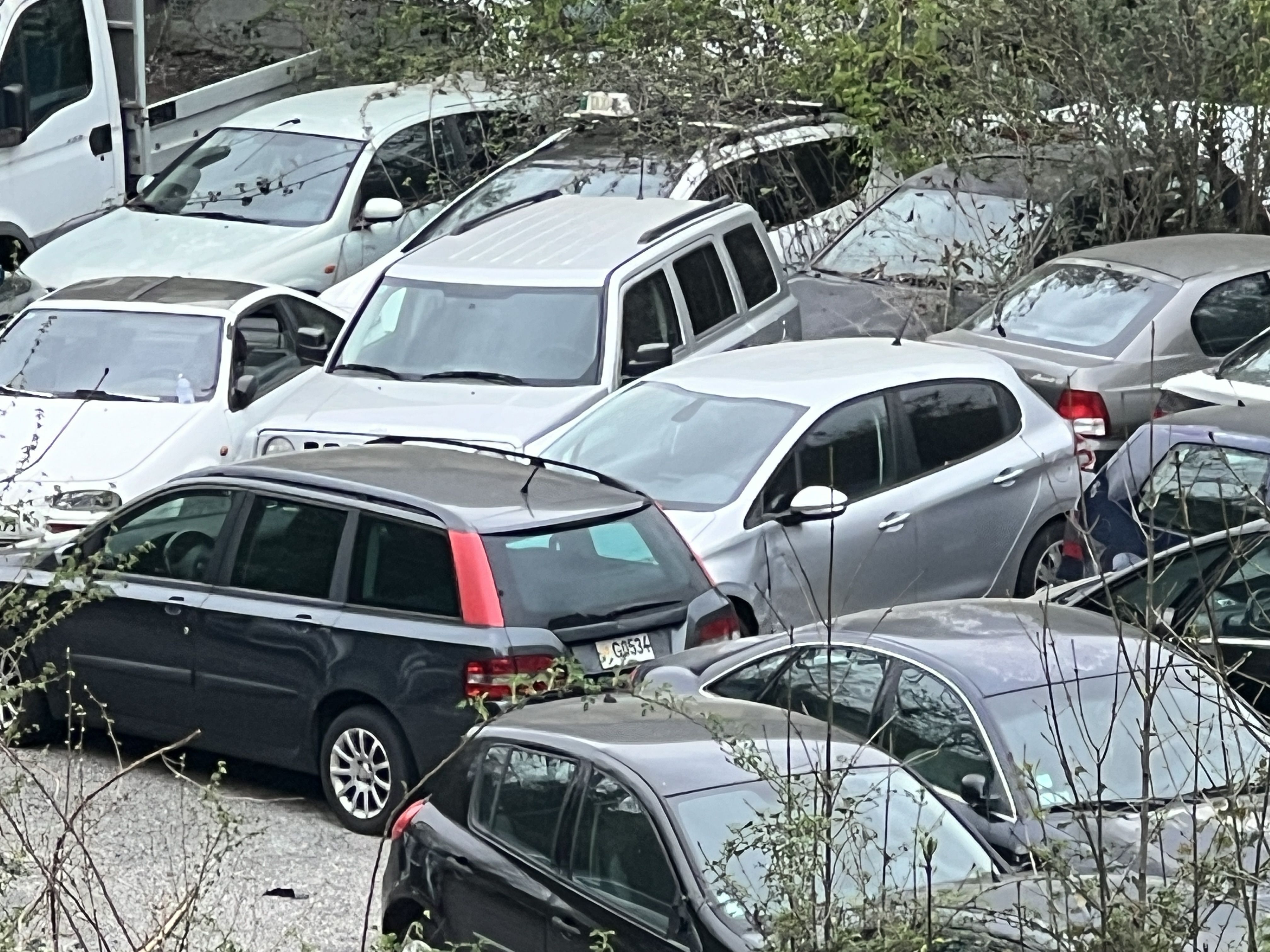 Cotxes dipositats en l'espai de les Boïgues.