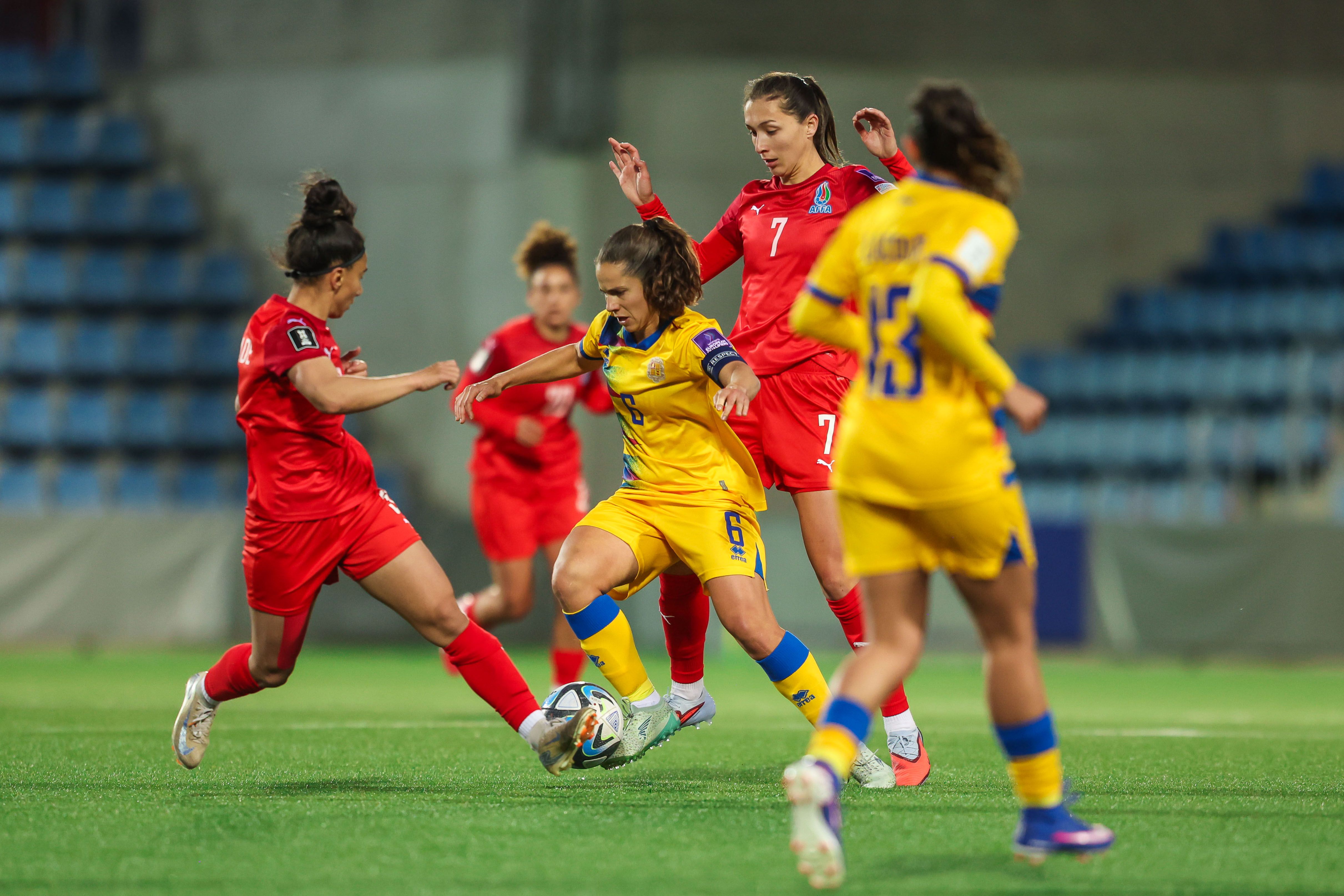La capitana Tere Morató, al duel d'anada, vigilada per la defensa d'Azerbaidjan.