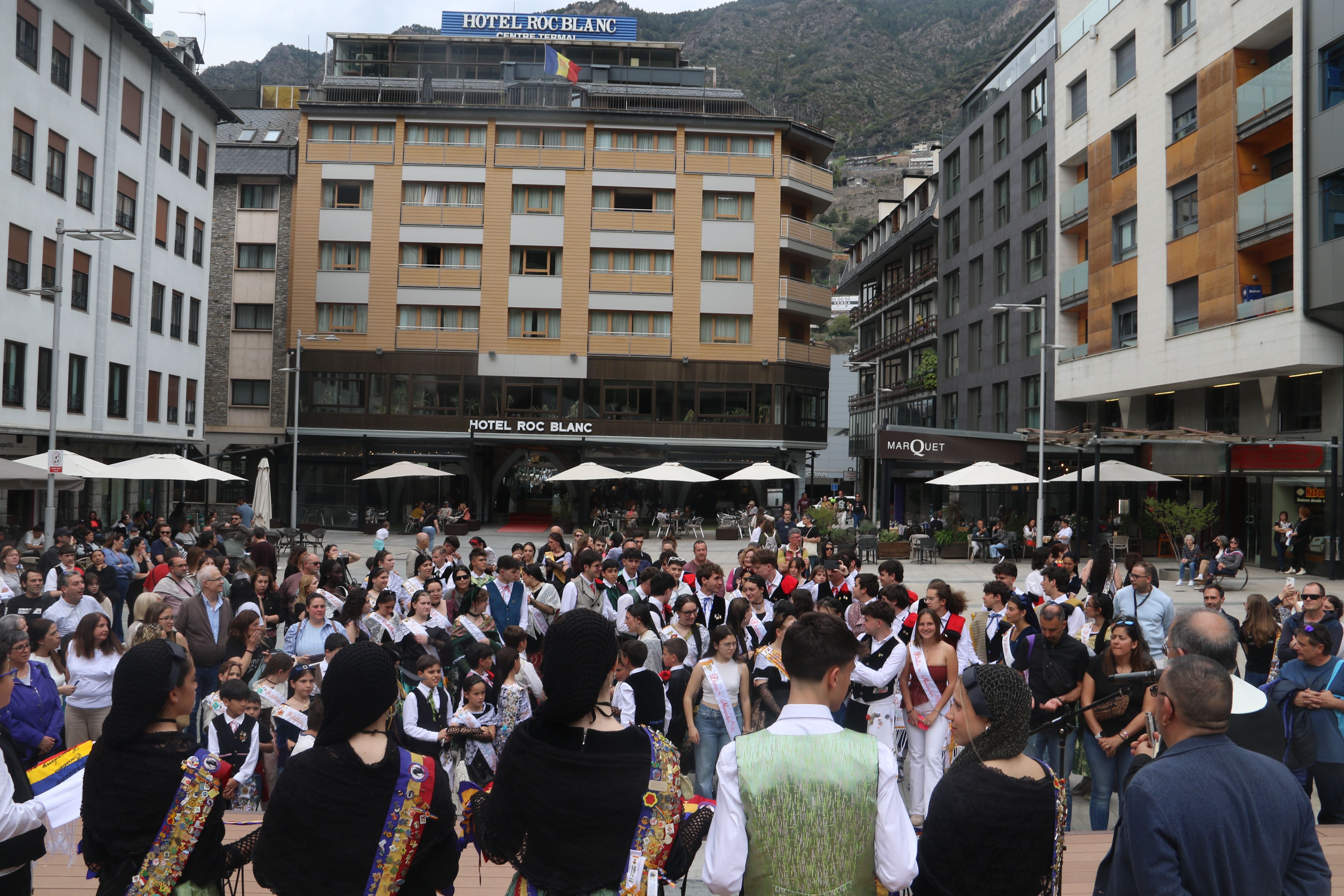 Els representants del pubillatge andorrà amb tots els presents a la plaça.