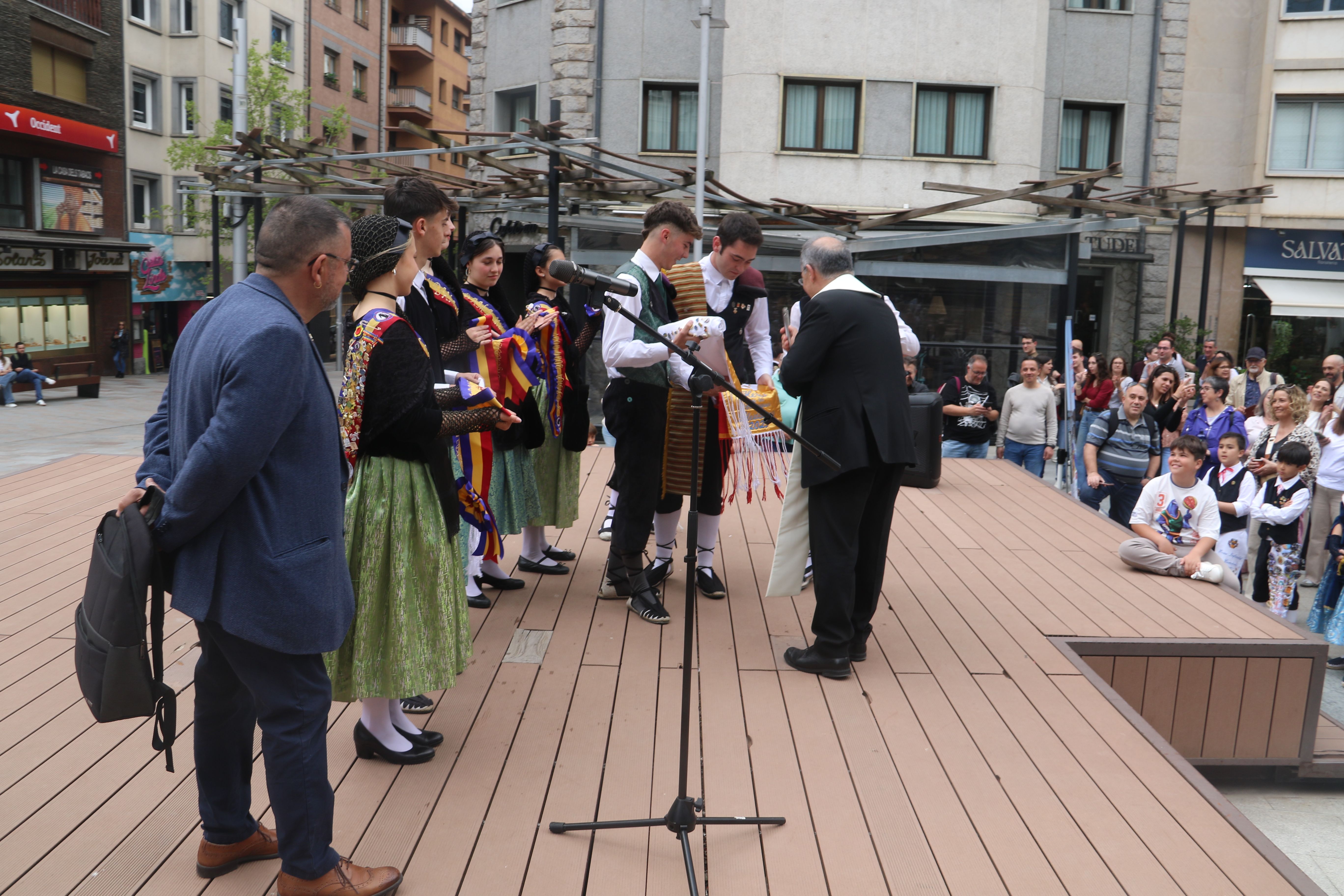 Mossèn Toni Elvira beneïnt les faixes de tres hereus.