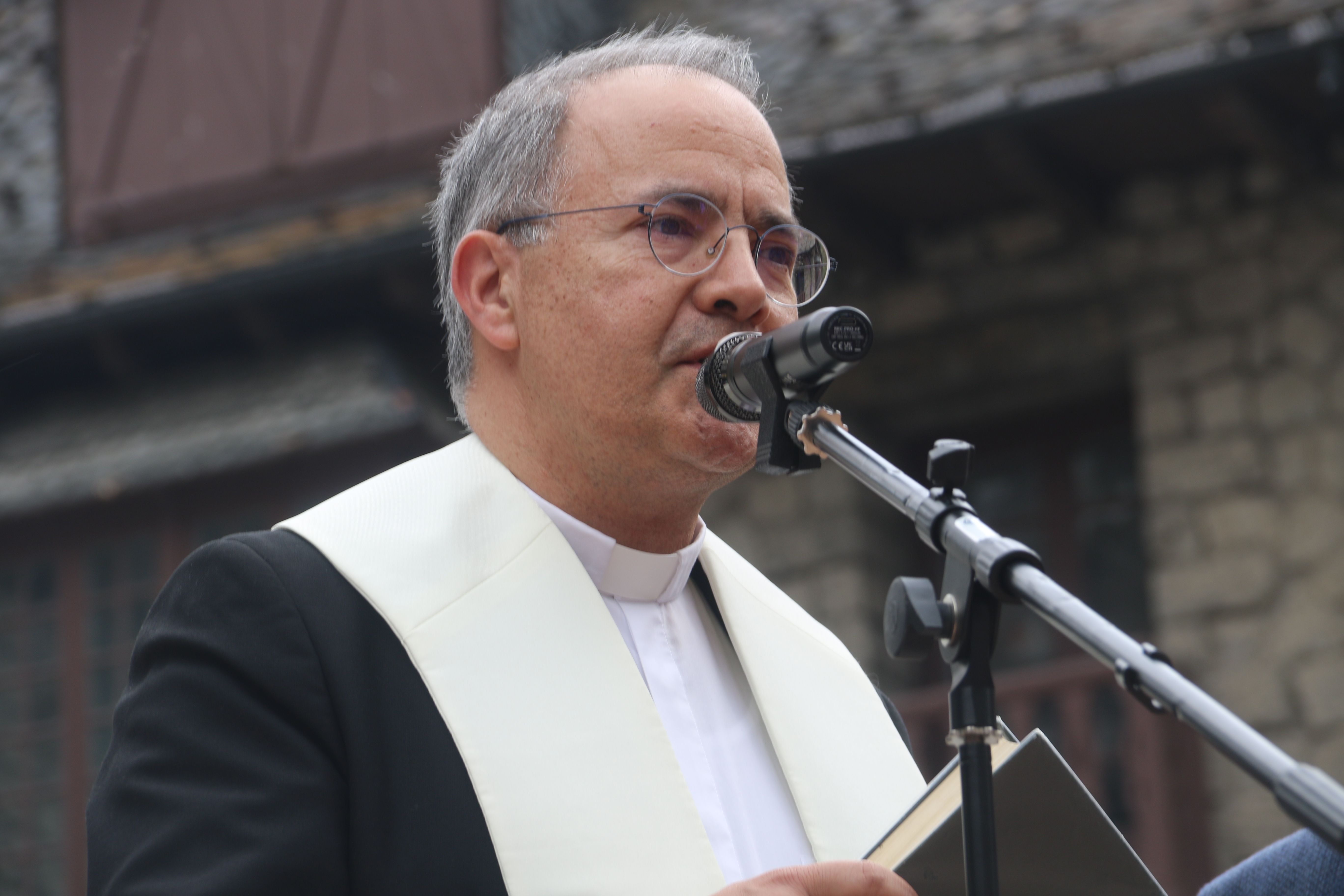 Mossèn Toni Elvira durant la benedicció. 