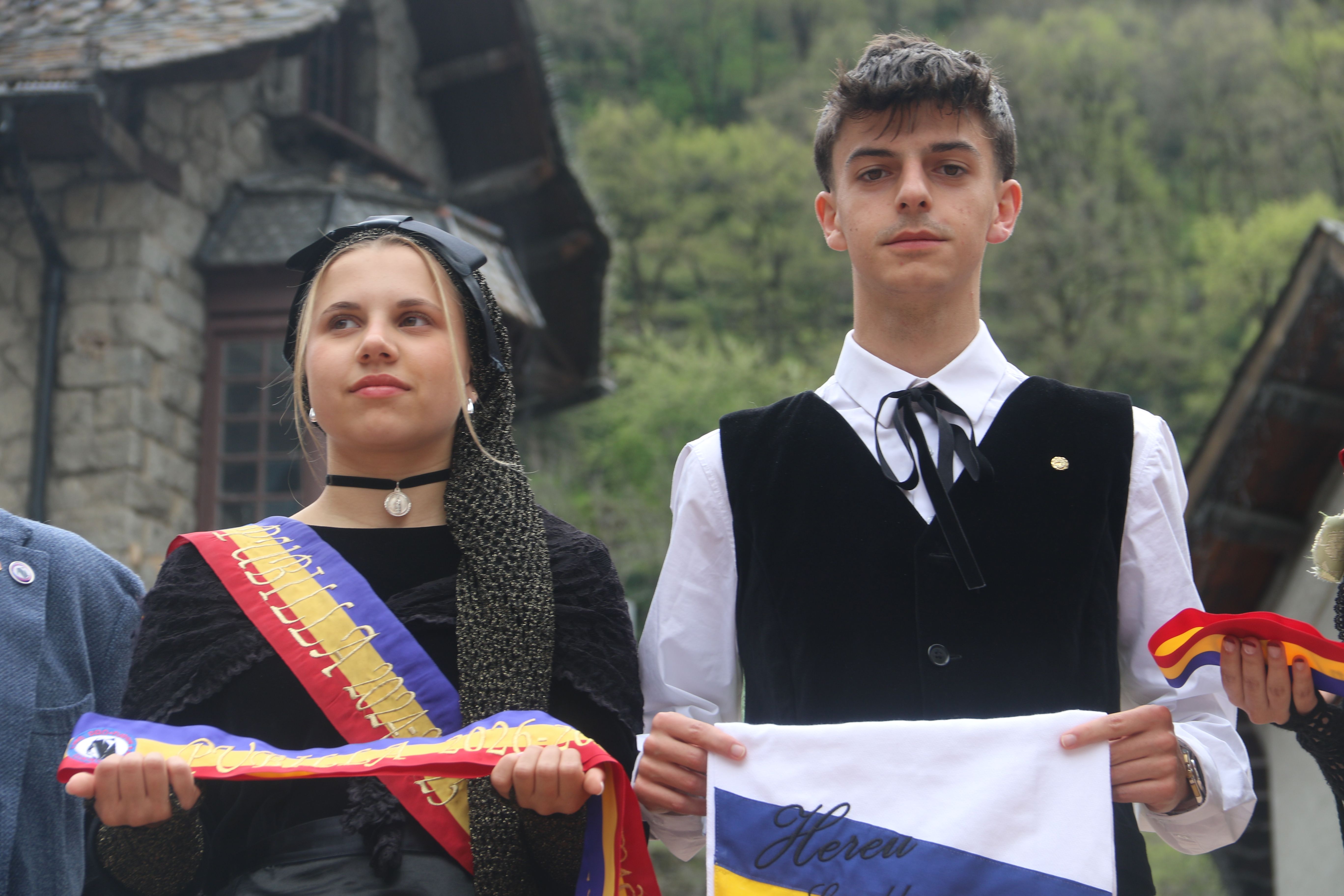 Júlia Noguer i Adrià Llobet lluint la banda i la faixa.