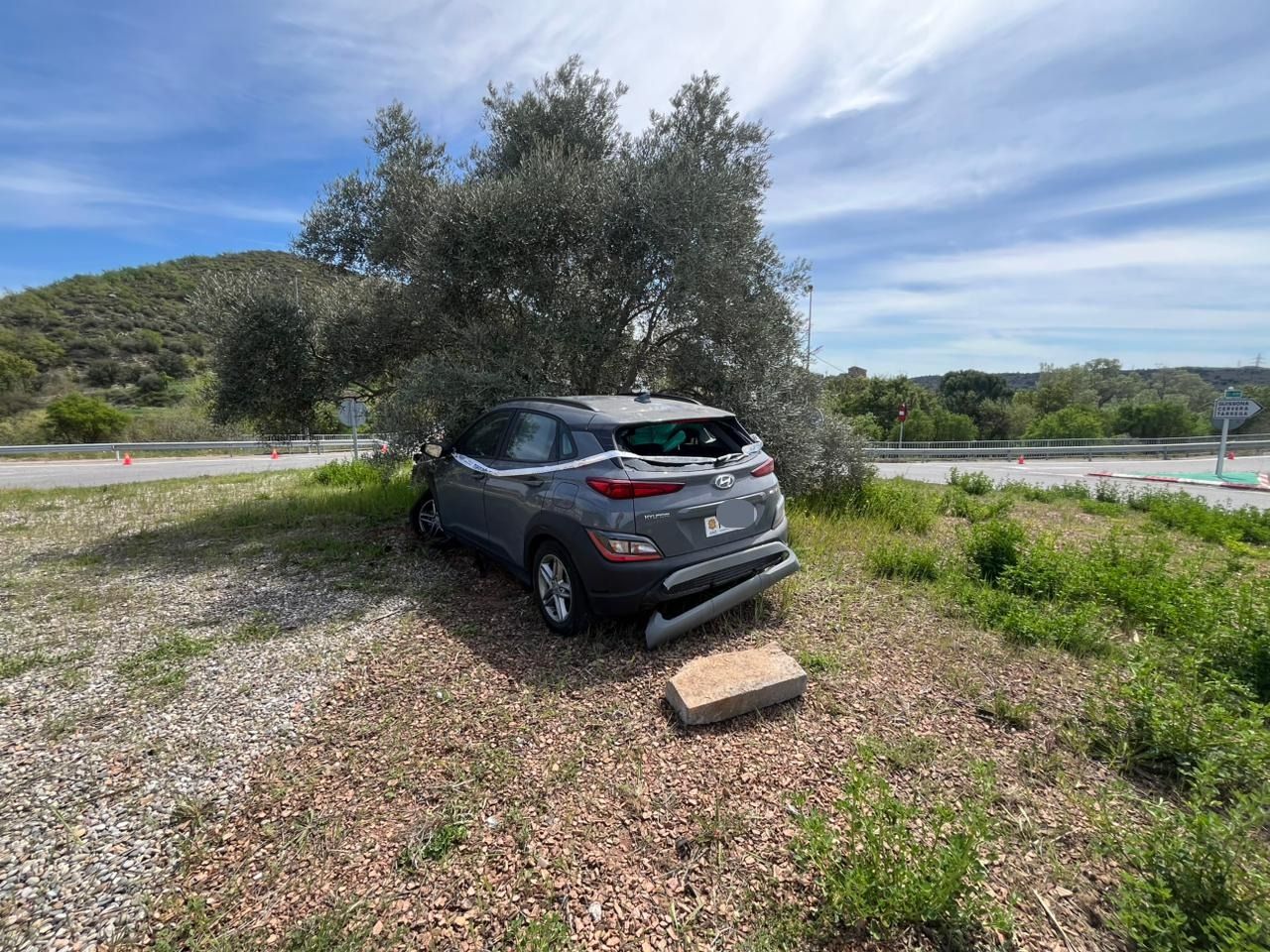 El cotxe accidentat encara damunt la rotonda.
