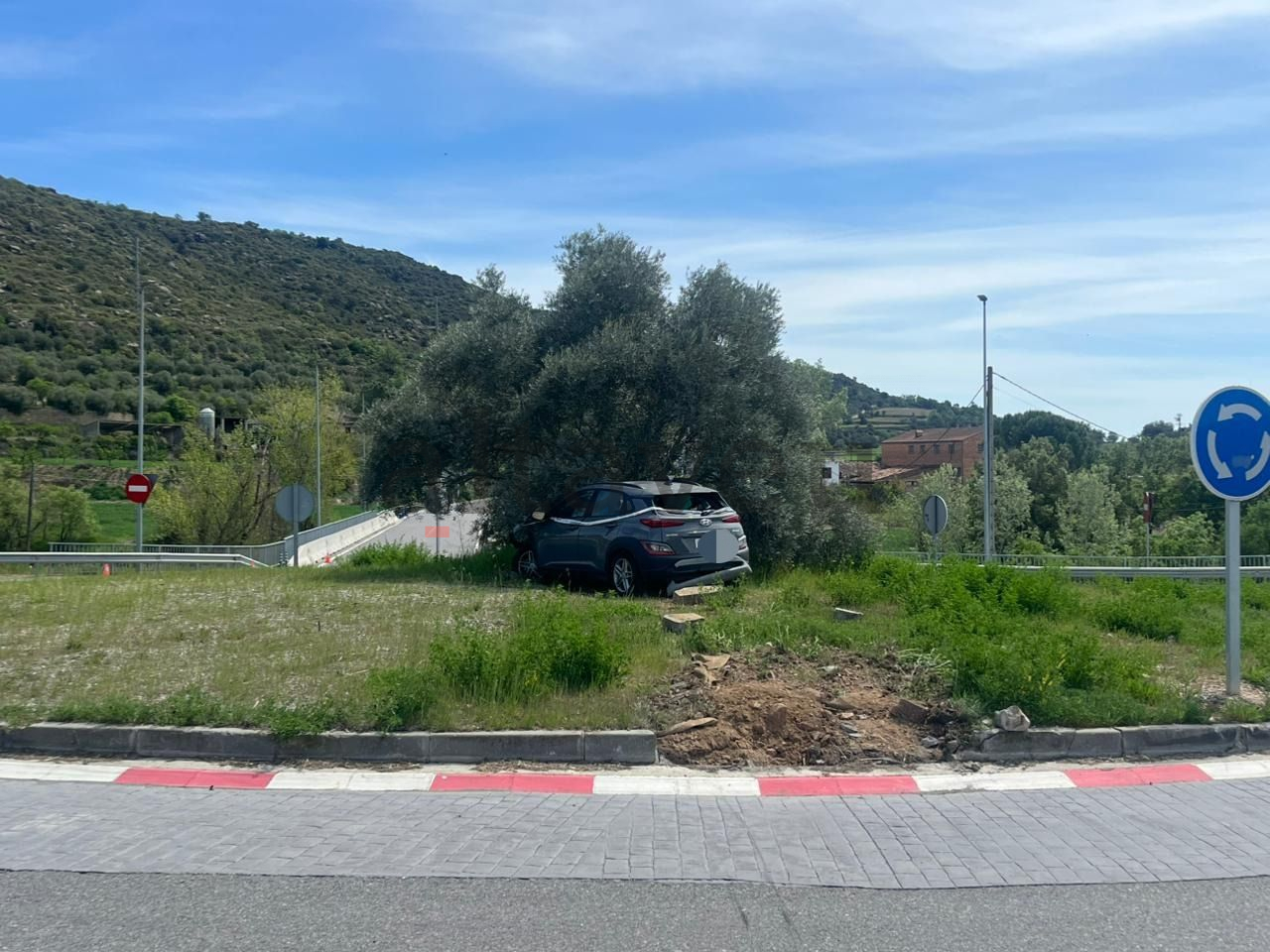 El cotxe a la rotonda.