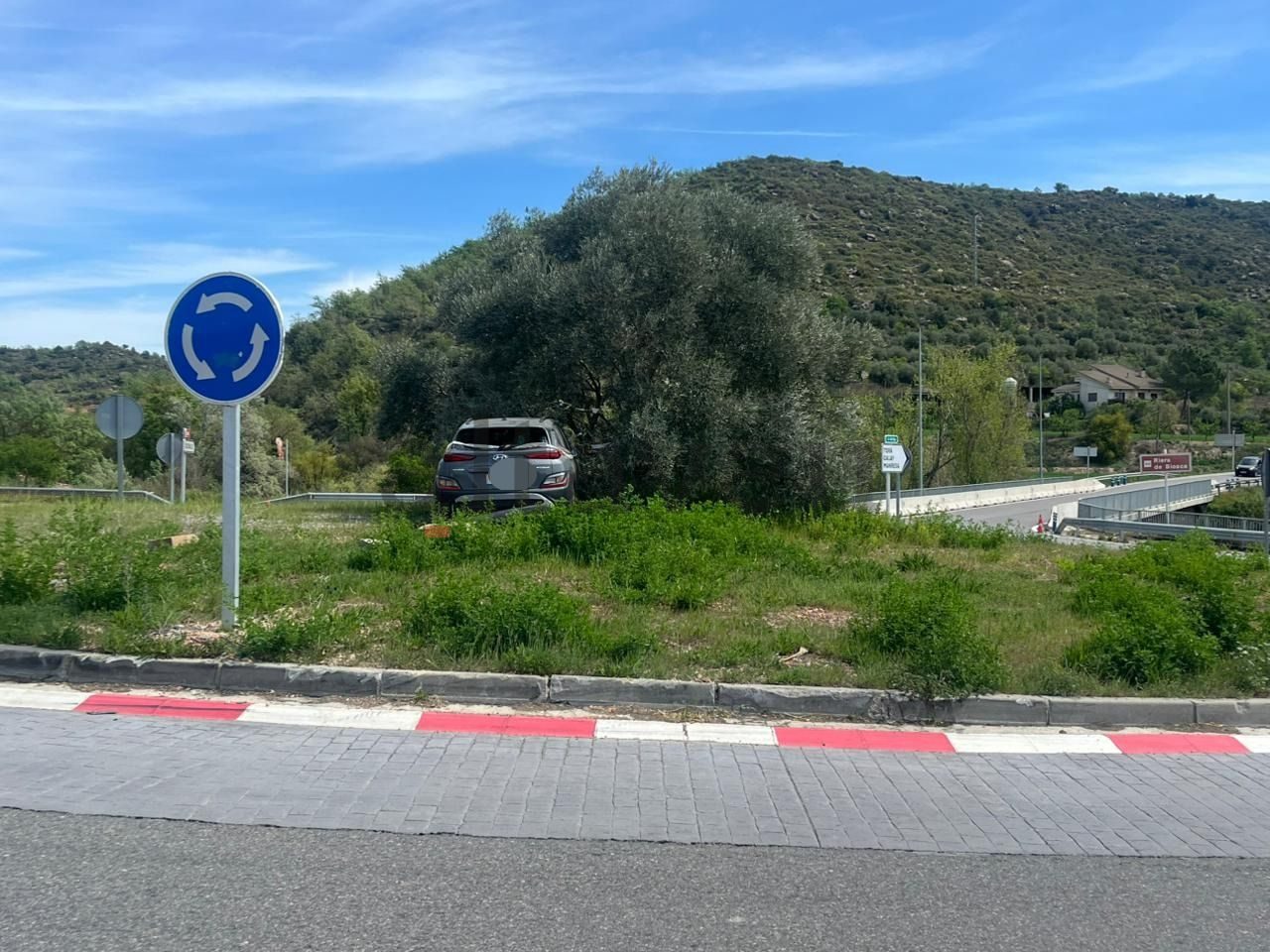 El cotxe a la rotonda.