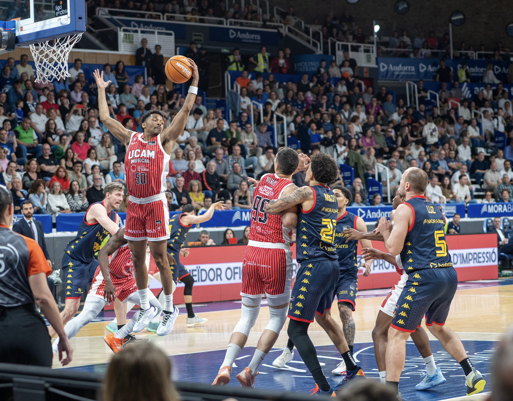 Grades plenes a la Bombonera per animar el MoraBanc Andorra.