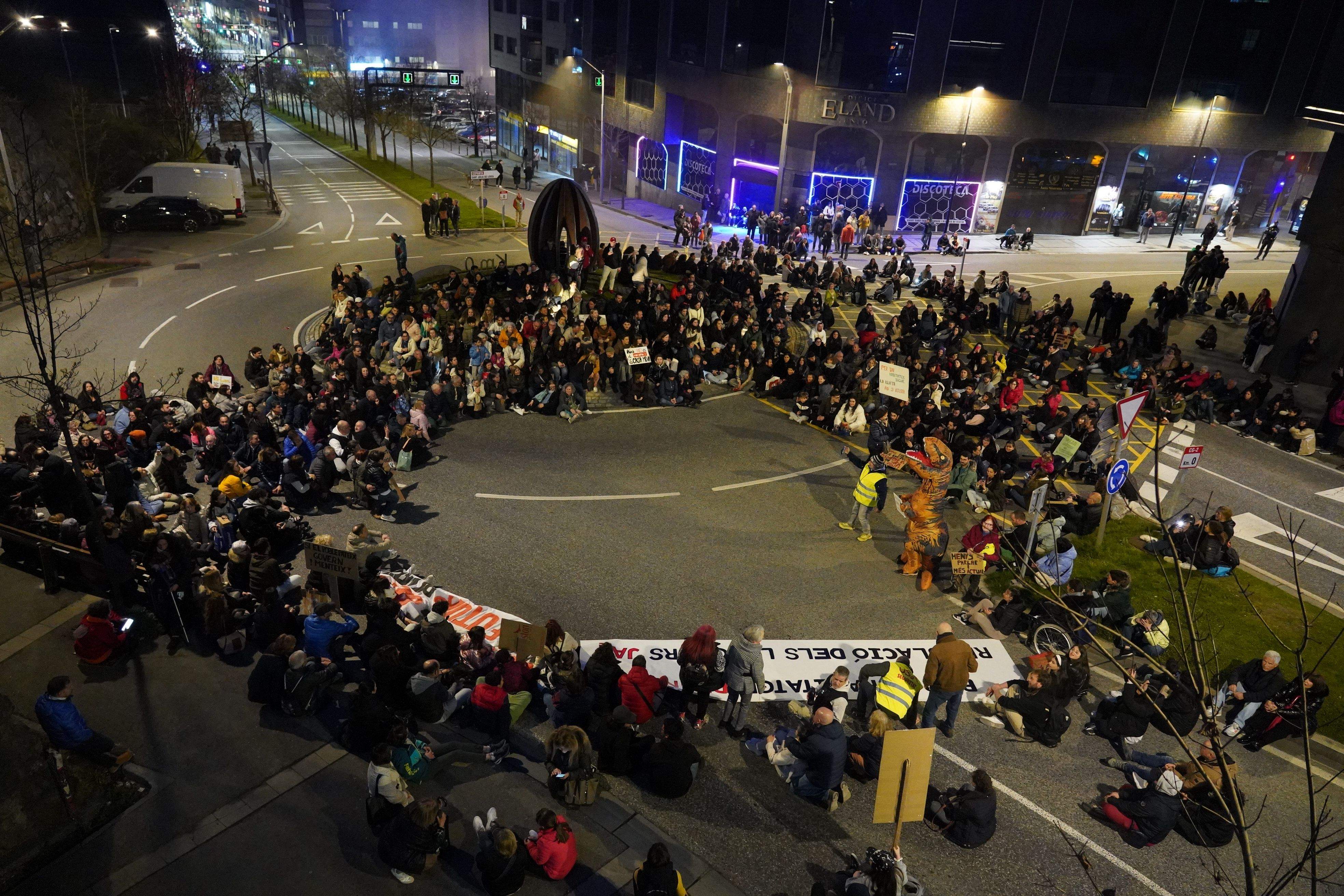 Manifestació del 5A en la seva arribada a la rotonda del KM0.