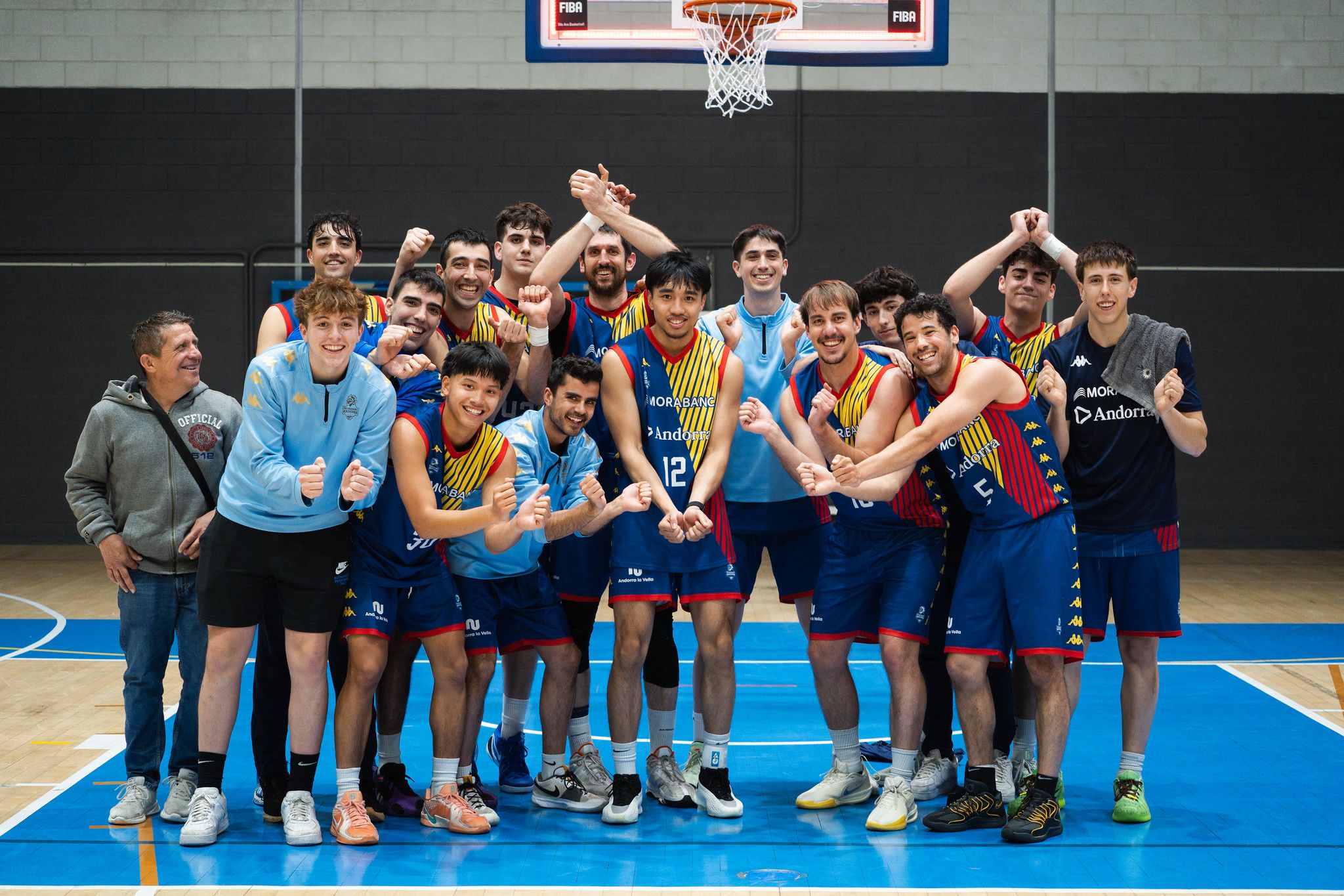 Els jugadors del MoraBanc B, bromejant en un entrenament recent.