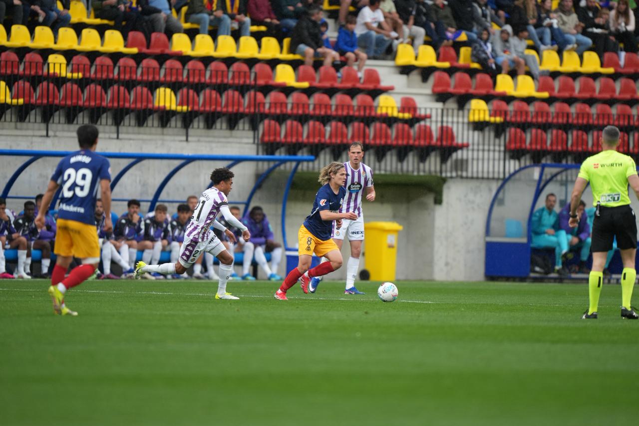 Efe Akman, un dels protagonistes d'una primera meitat plena d'ocasions. 