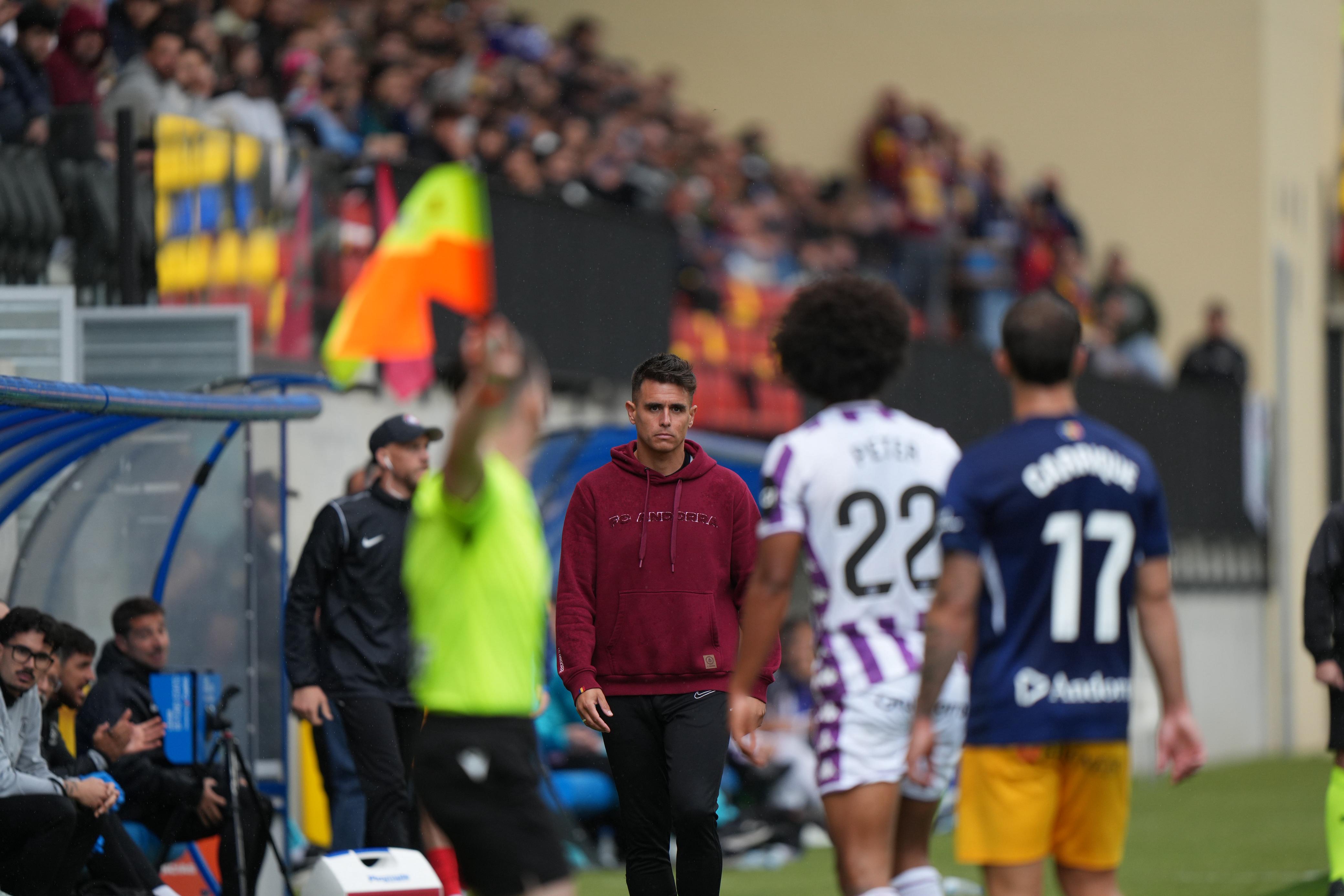 Carles Manso, a la zona tècnica observant el duel entre Peter Federico i Carrique. 