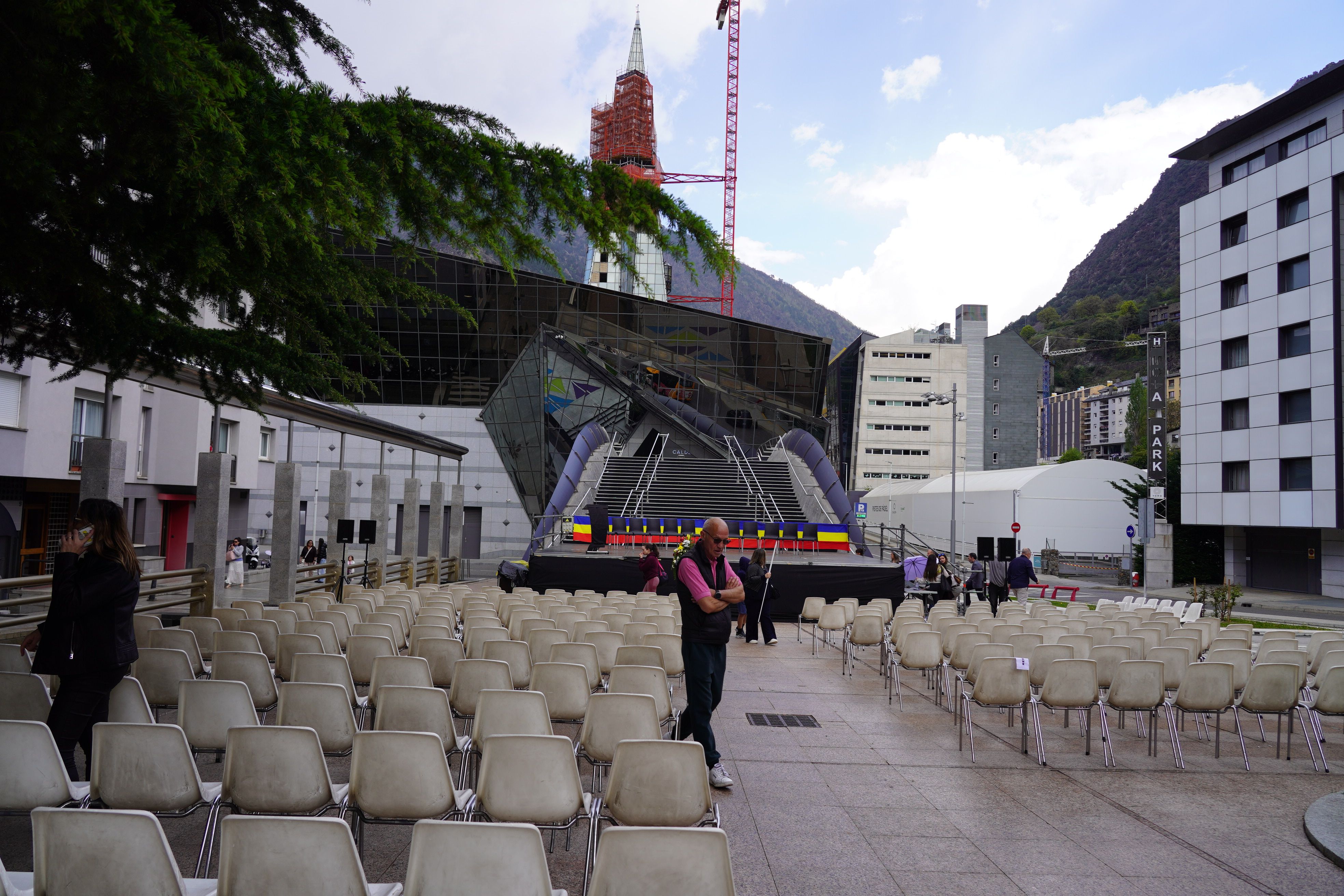 Desmuntant el que havien preparat al parc de la Mola quan ha començat a ploure.