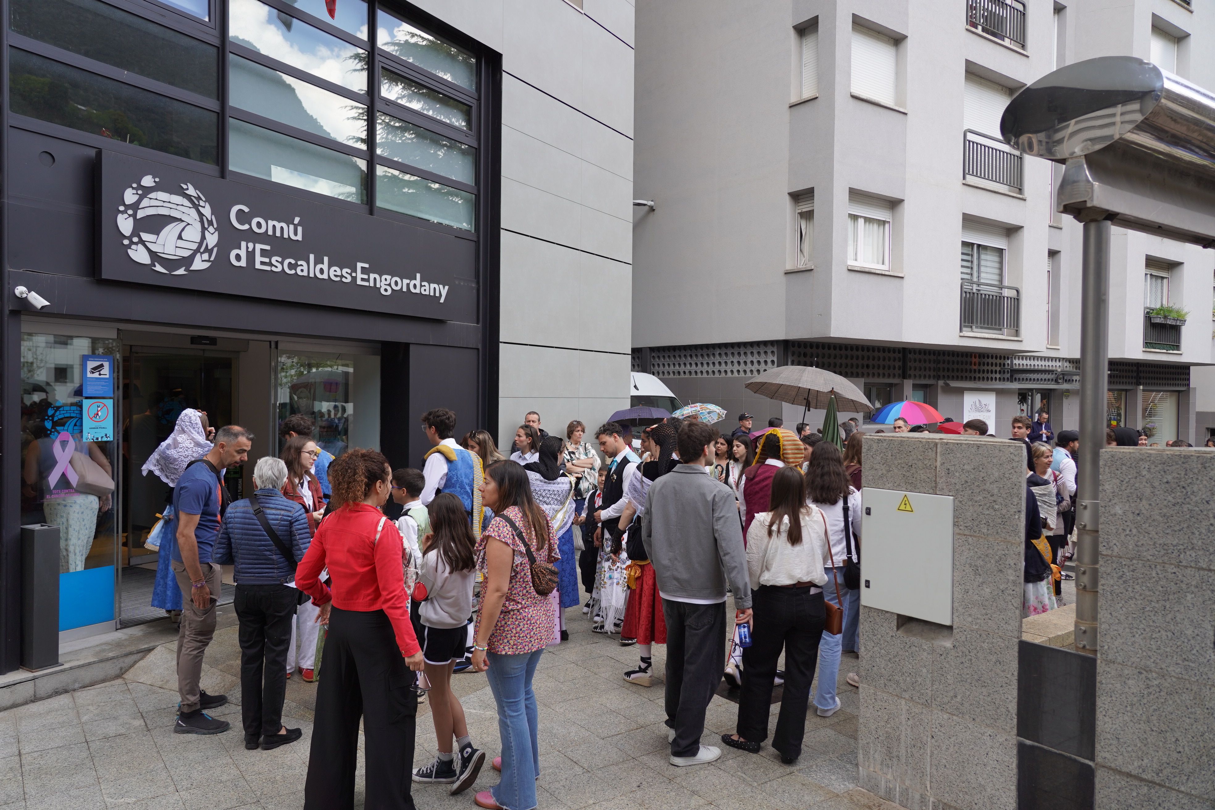 Els assistents esperant per entrar a la sala d'actes del comú.