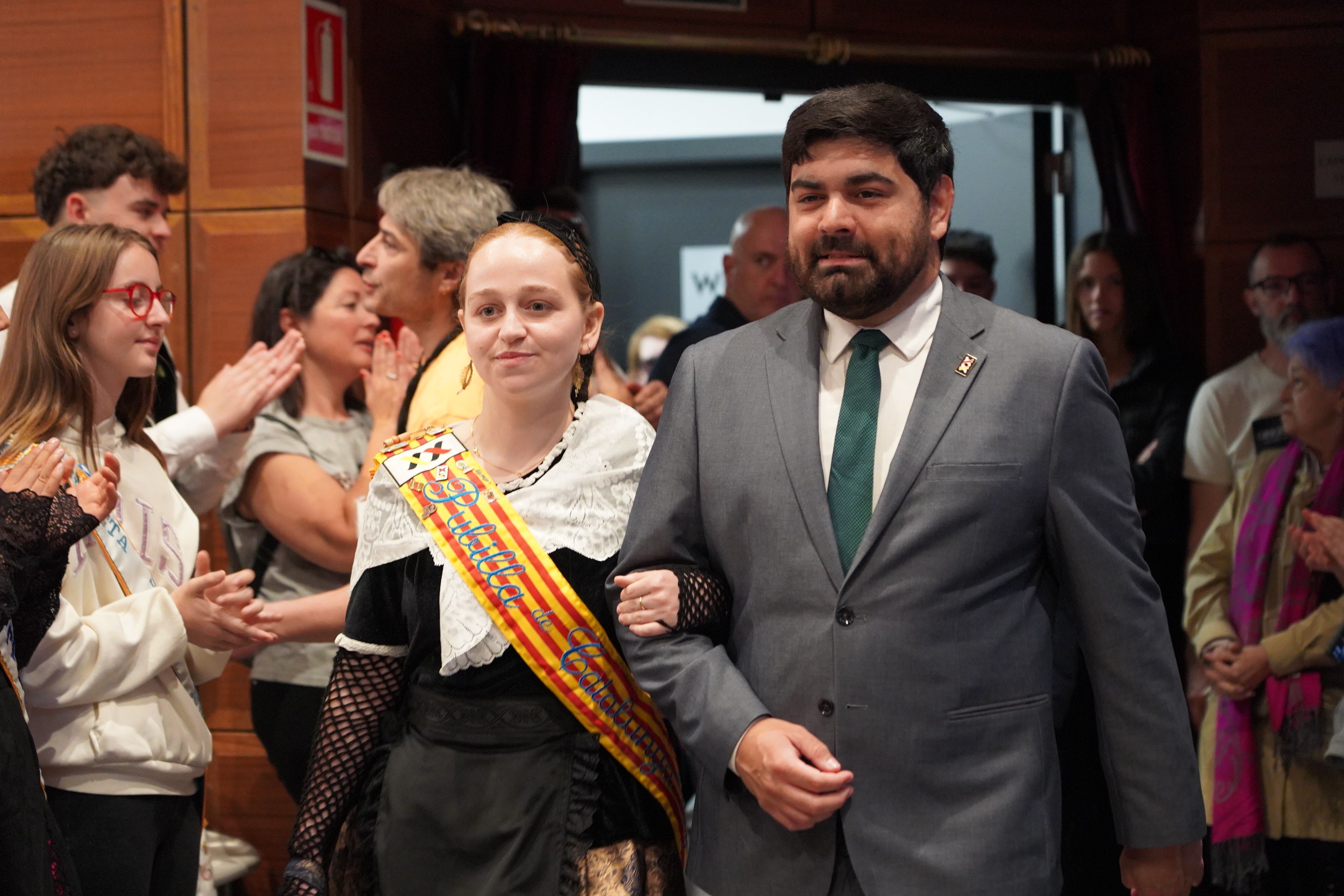 La pubilla de Catalunya entrant a la sala d'actes.