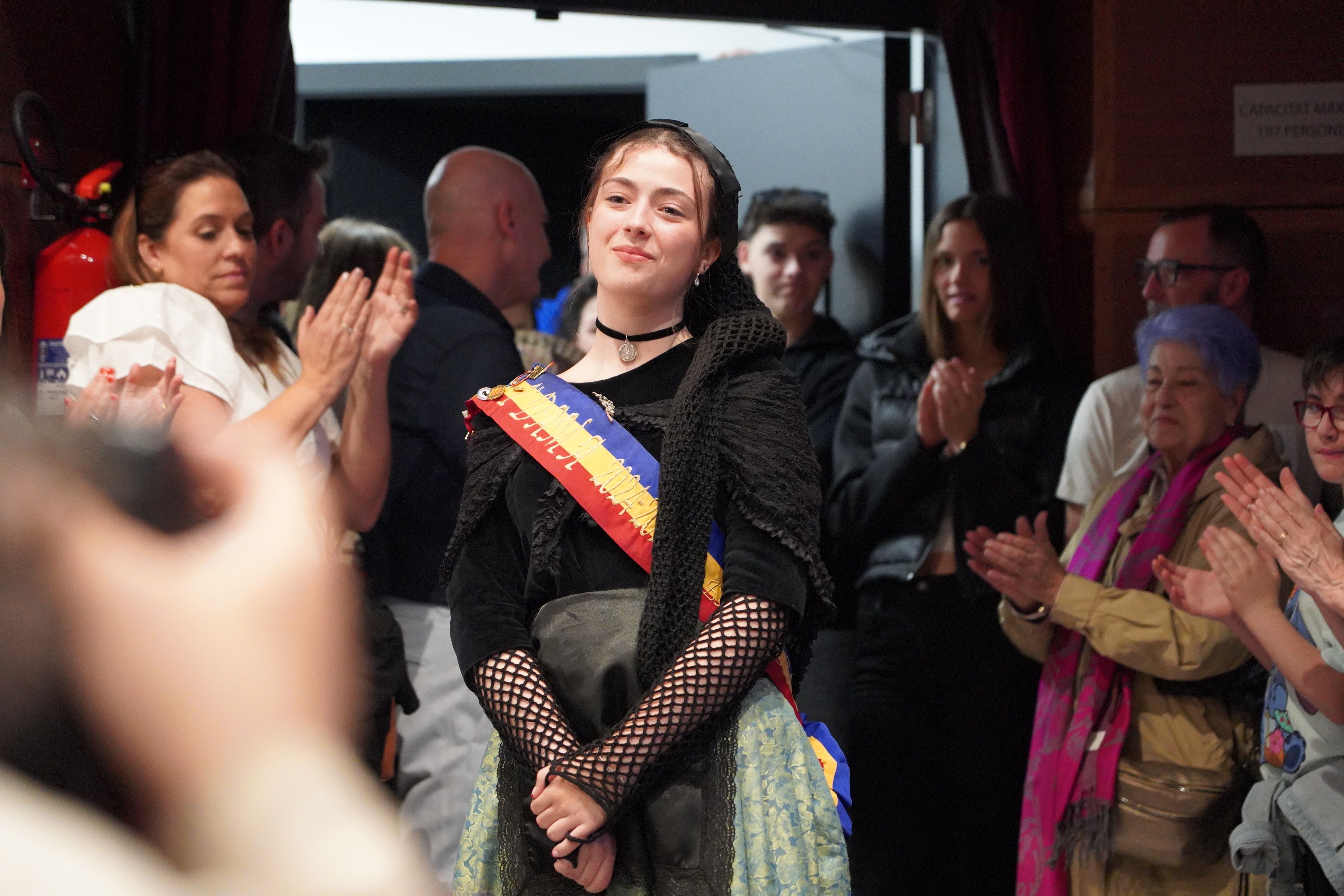 Arribada de Yanira Fernández, primera dama d'honor sortint.