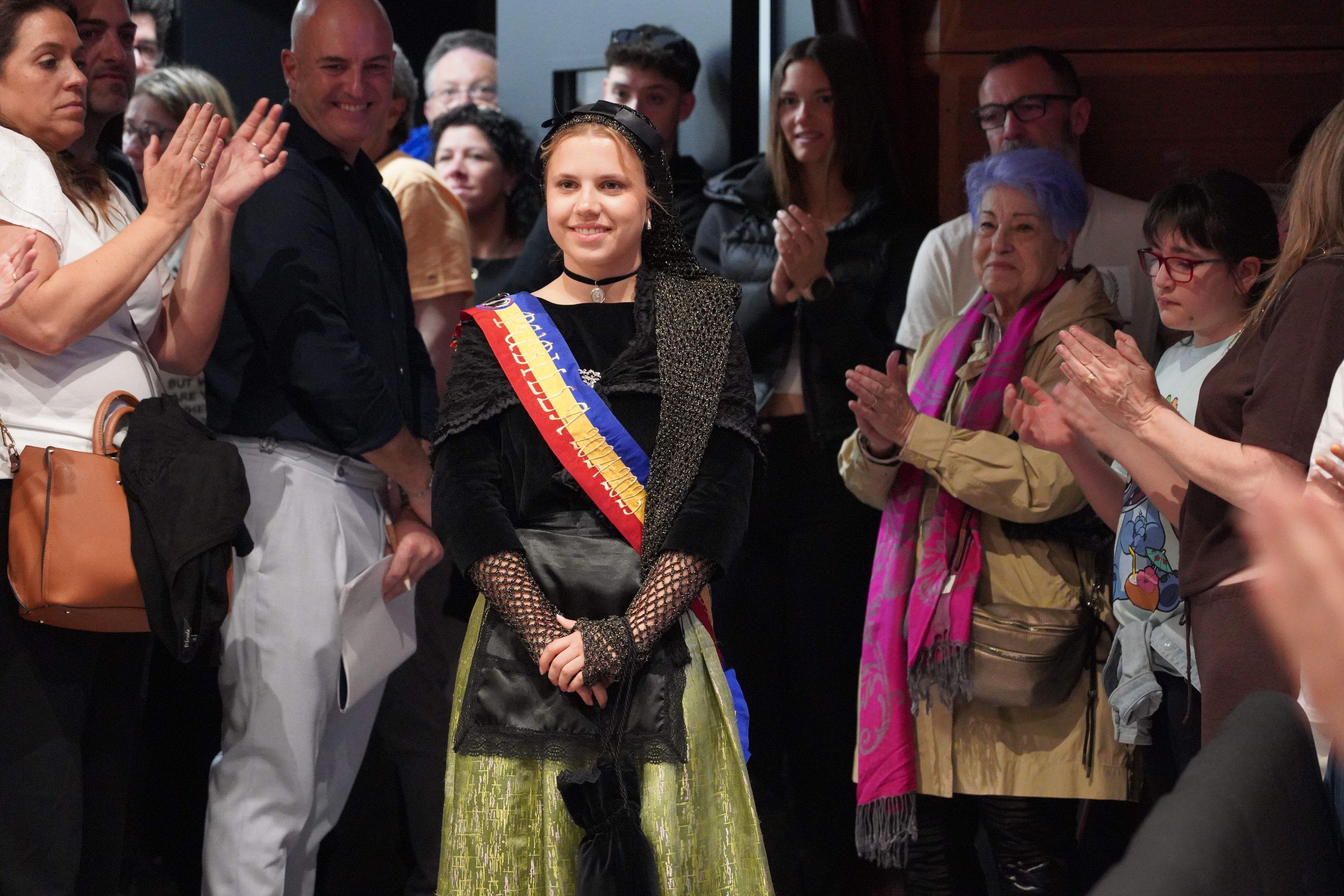 Arribada de Julia Noguer, pubilla sortint. 