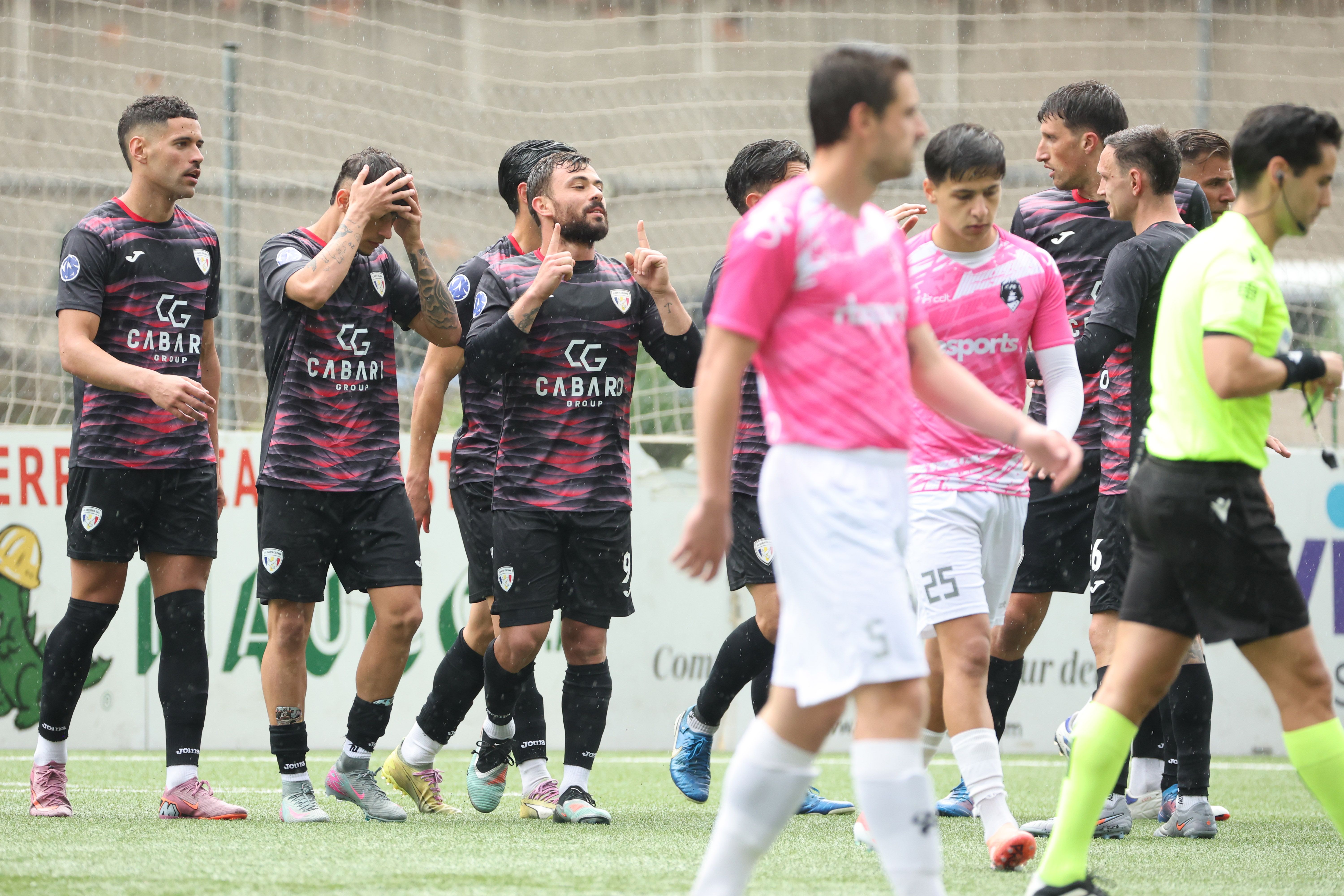 Els jugadors de l'FC Santa Coloma celebren un dels gols. 