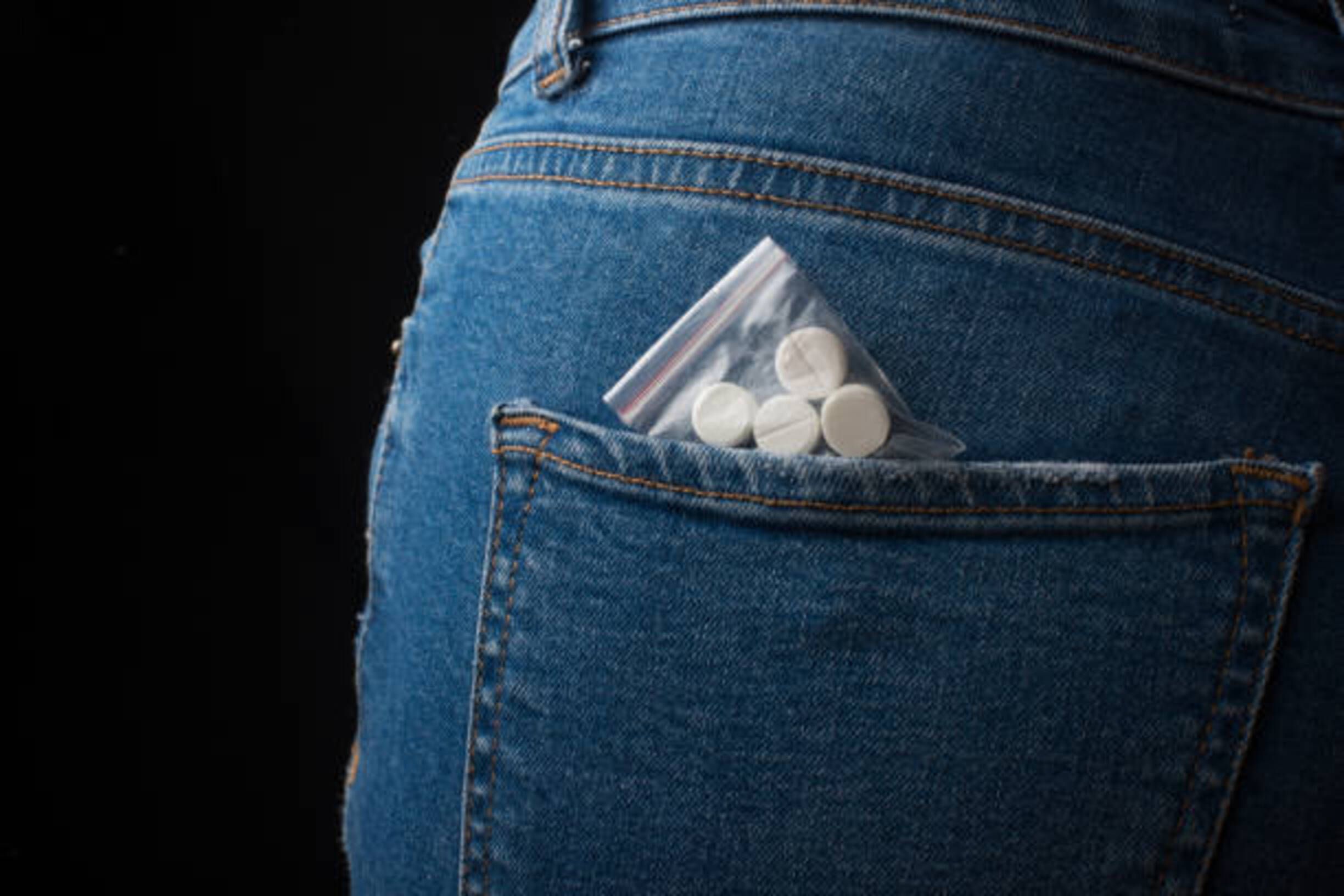 El jove portava el material a sobre.