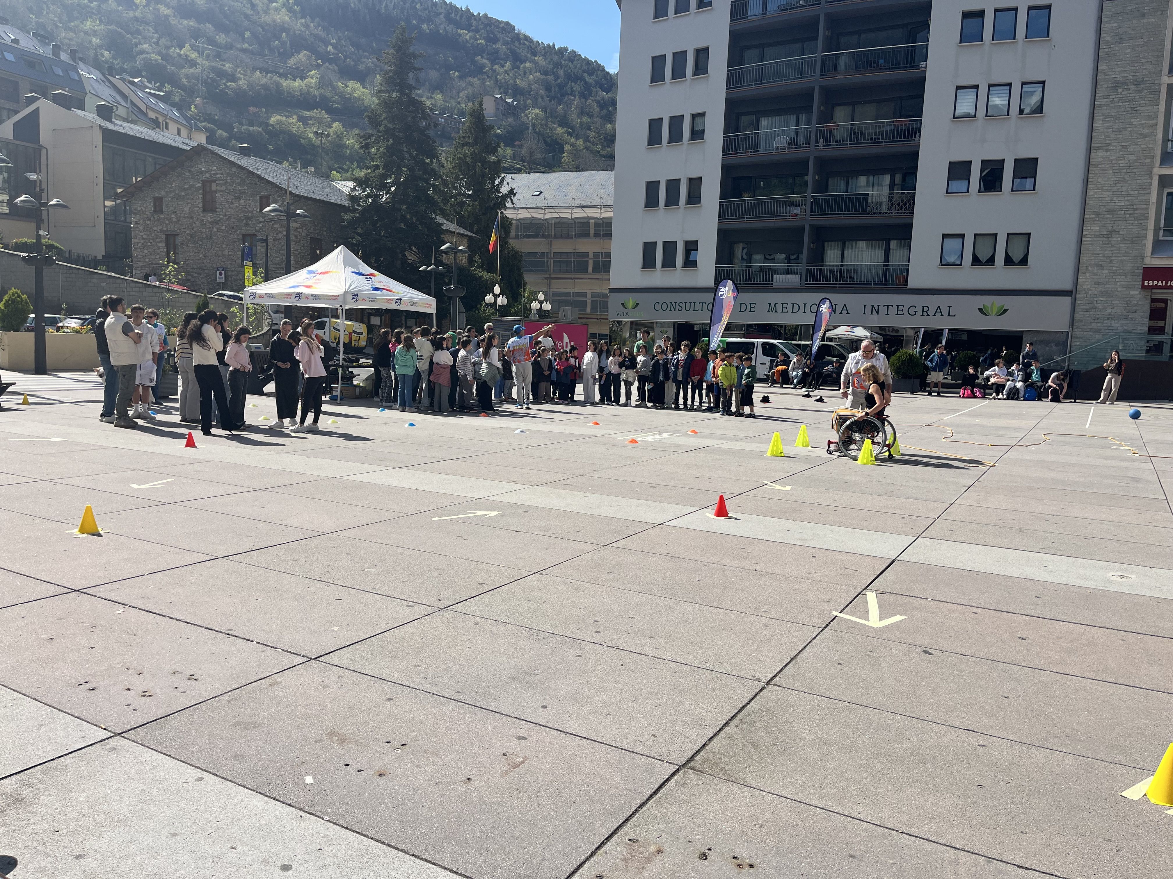 Un dels tallers organitzats a la plaça de la germandat.