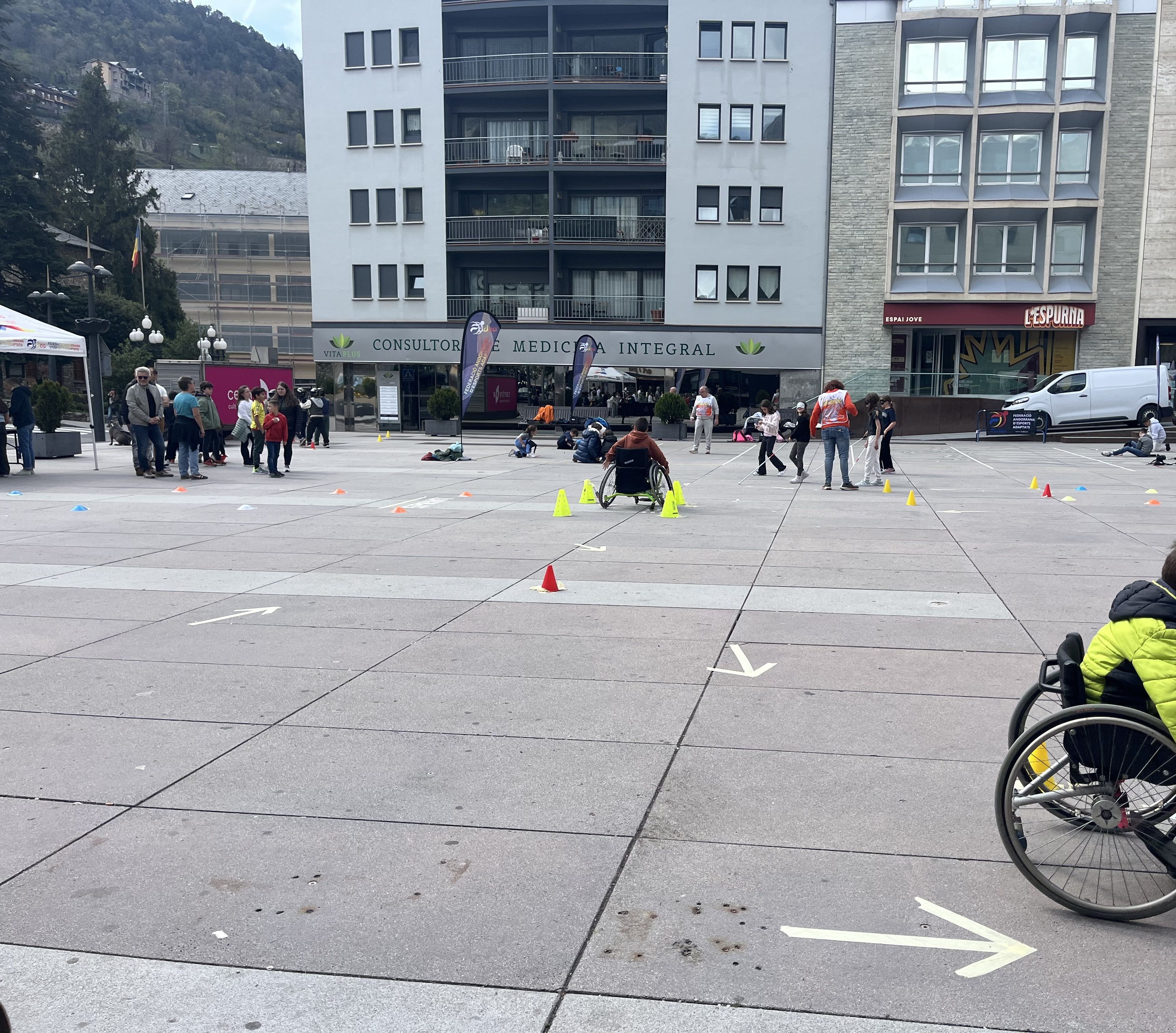Un dels tallers organitzats a la plaça de la germandat.