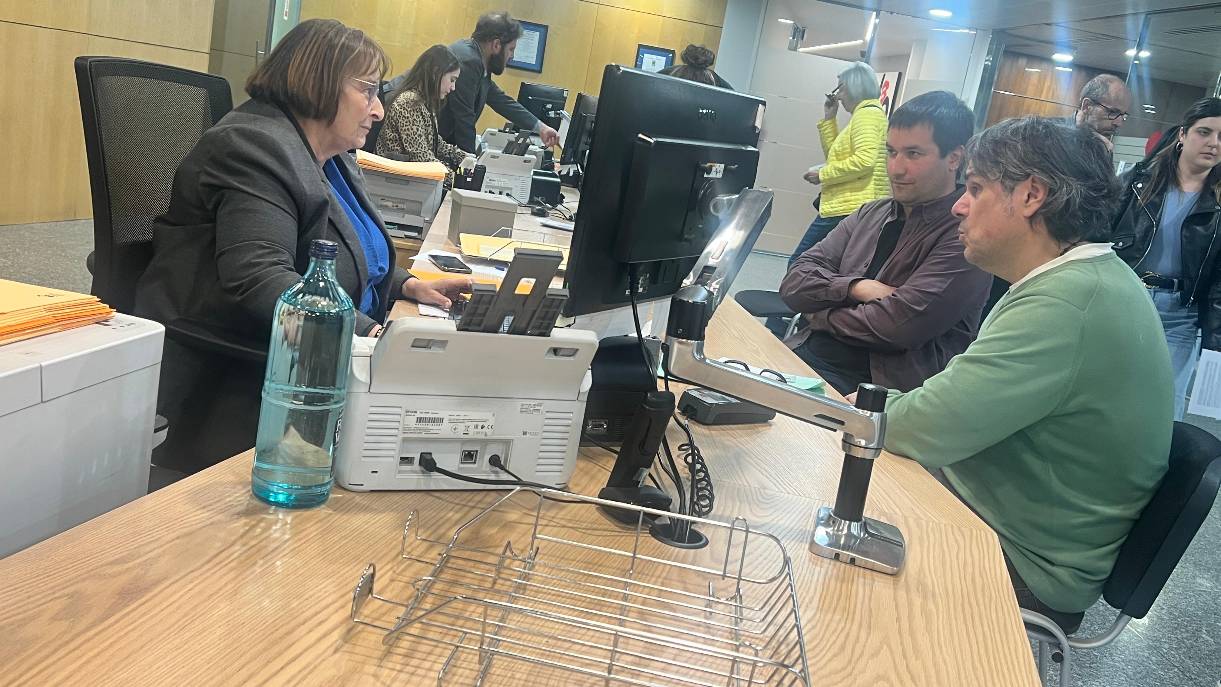 Salustià Chato i Sergi Esteves presentant el recurs.