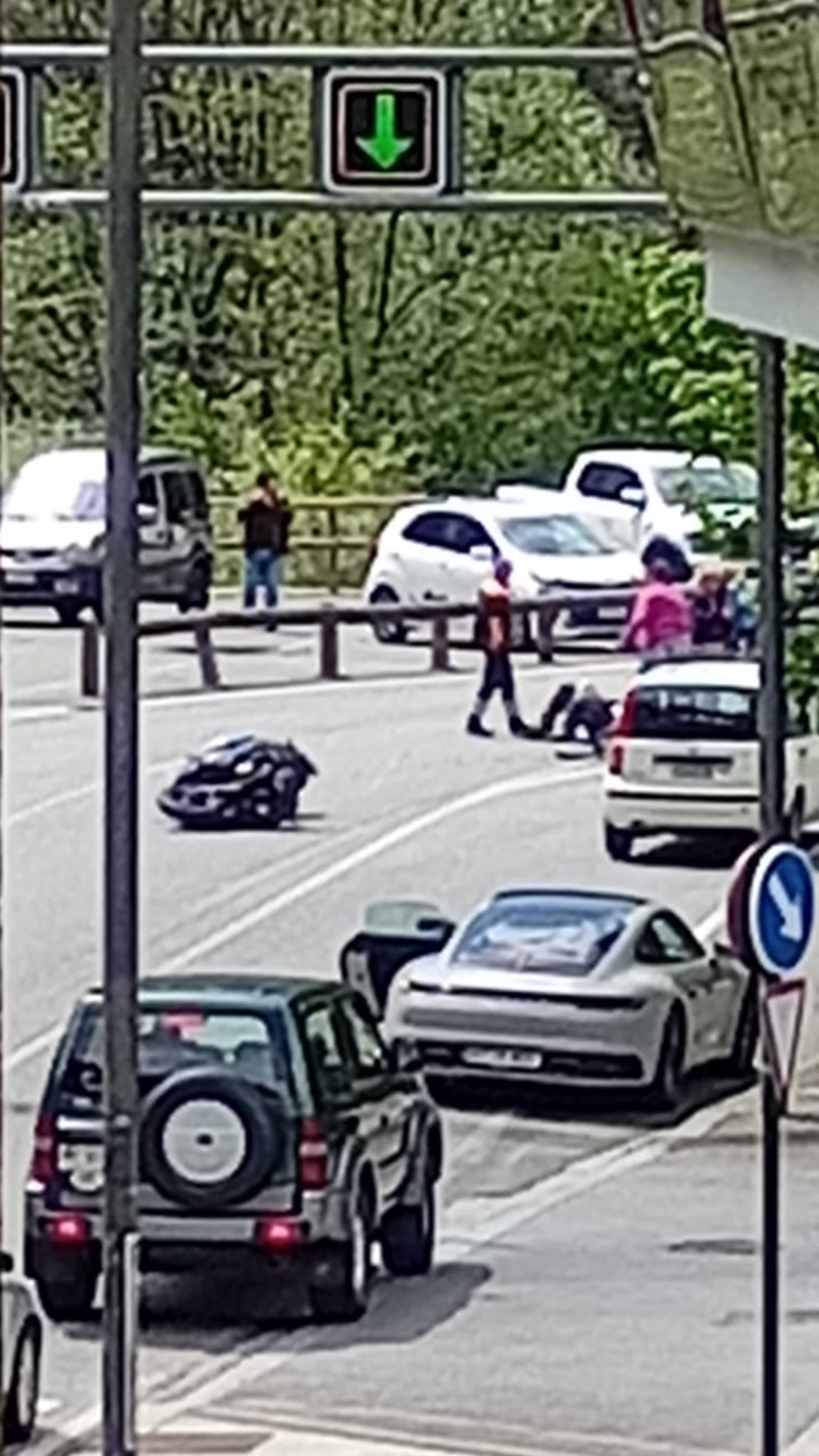 La moto i el motorista poc després de l'accident.