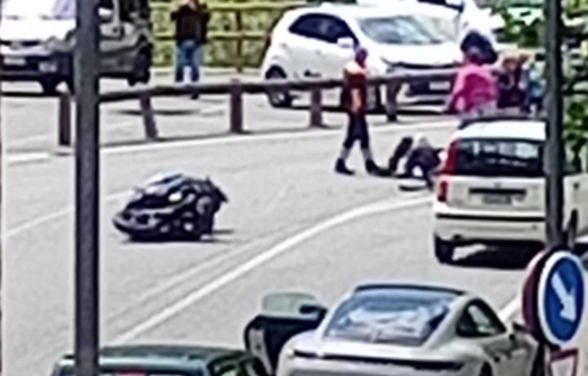 La moto i el motorista poc després de l'accident.