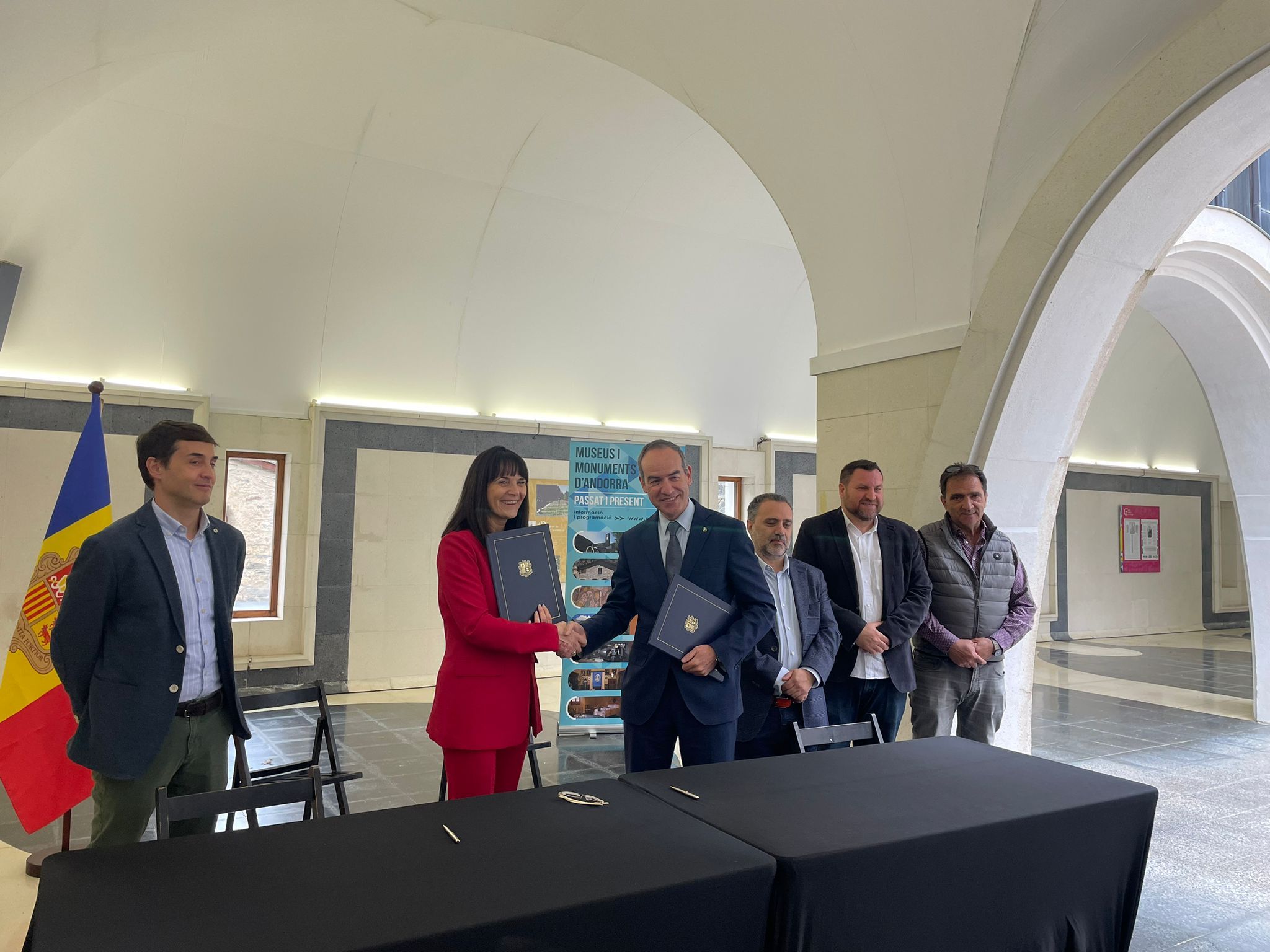 Bonell i Alcobé després de signar el conveni de col·laboració.