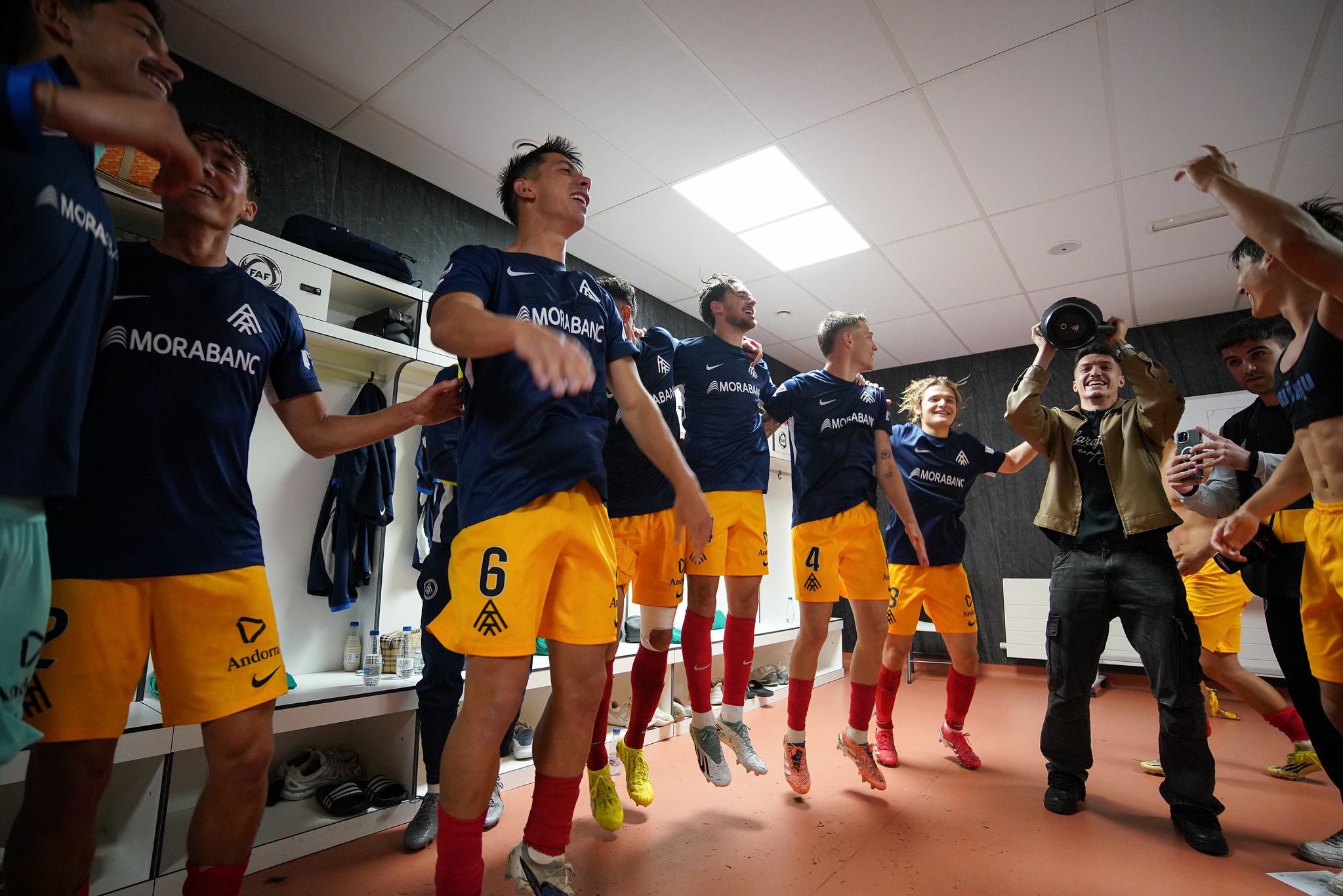 Els jugadors de l'FC Andorra celebren el triomf contra el Valladolid al vestidor, amb Lautaro de mestre de cerimònies. 