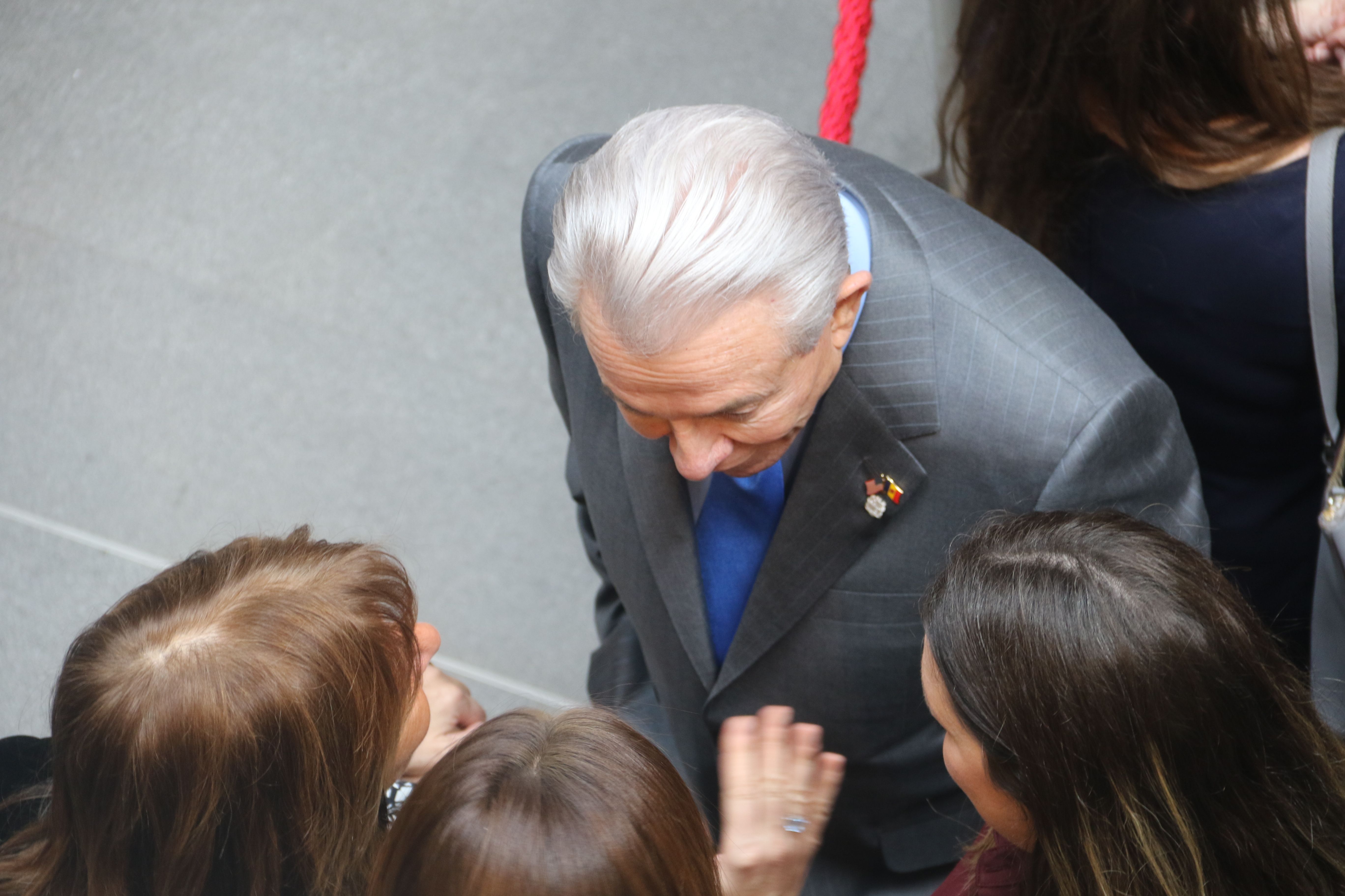 Benjamin Leon jr. parlant amb Conxita Marsol, Trini Marín i Maria Martisella el dia de la Constitució.