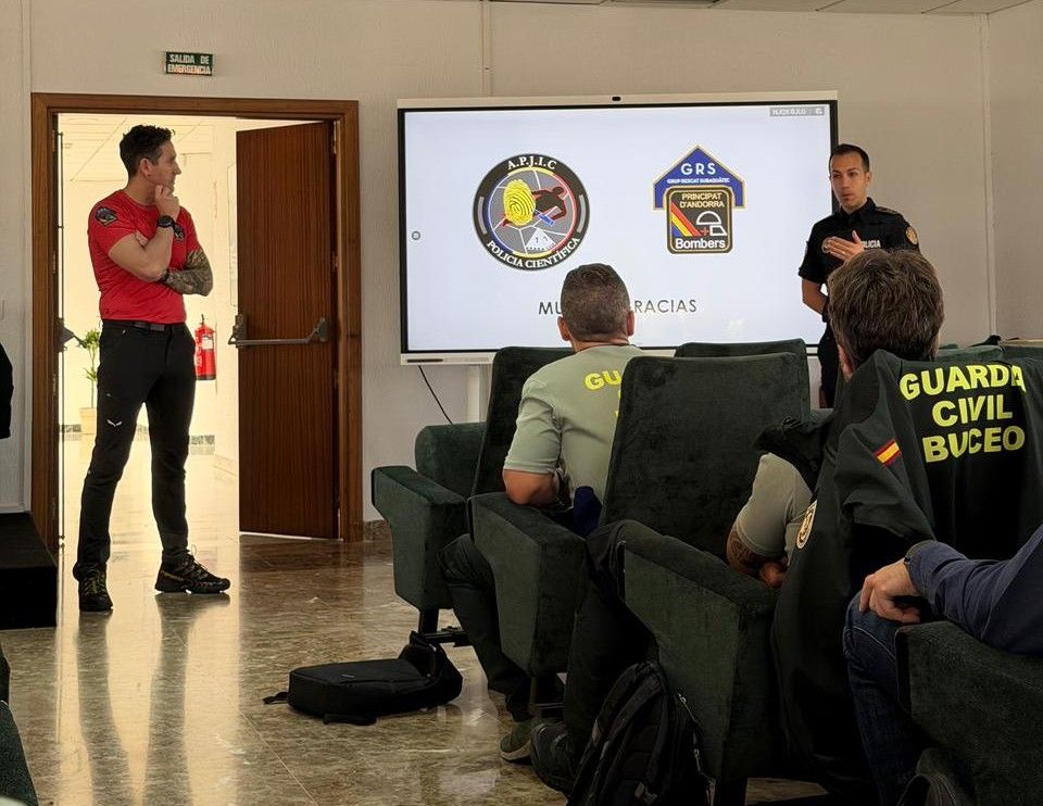 Policia i Bombers participen en les Jornades “Actuacions de Policia Judicial Subaquàtica” organitzades per la Guàrdia Civil.