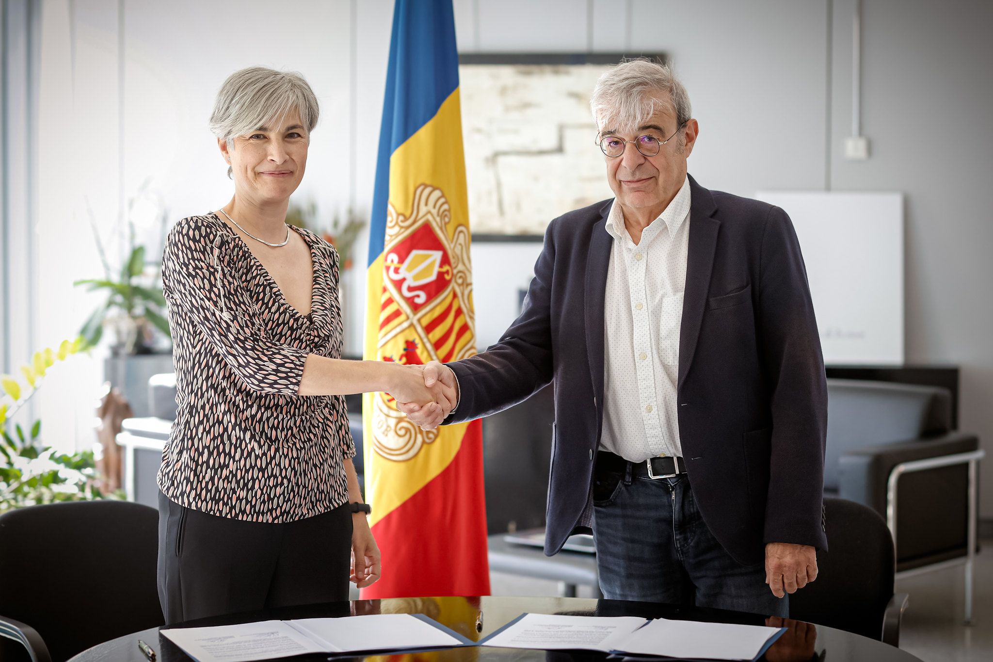 Signatura del conveni entre el ministre d'Educació, Ladislau Baró, i Maria Pilar Mitjans, presidenta de l’Associació de Pares d’Alumnes de l’Escola Francesa d’Escaldes-Engordany. // SFGA/CEsteve