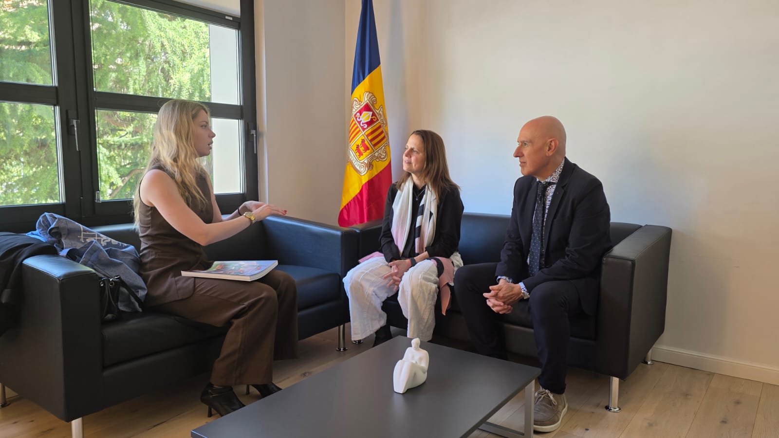 Noa Rouco amb els cònsols d'Escaldes-Engordany.