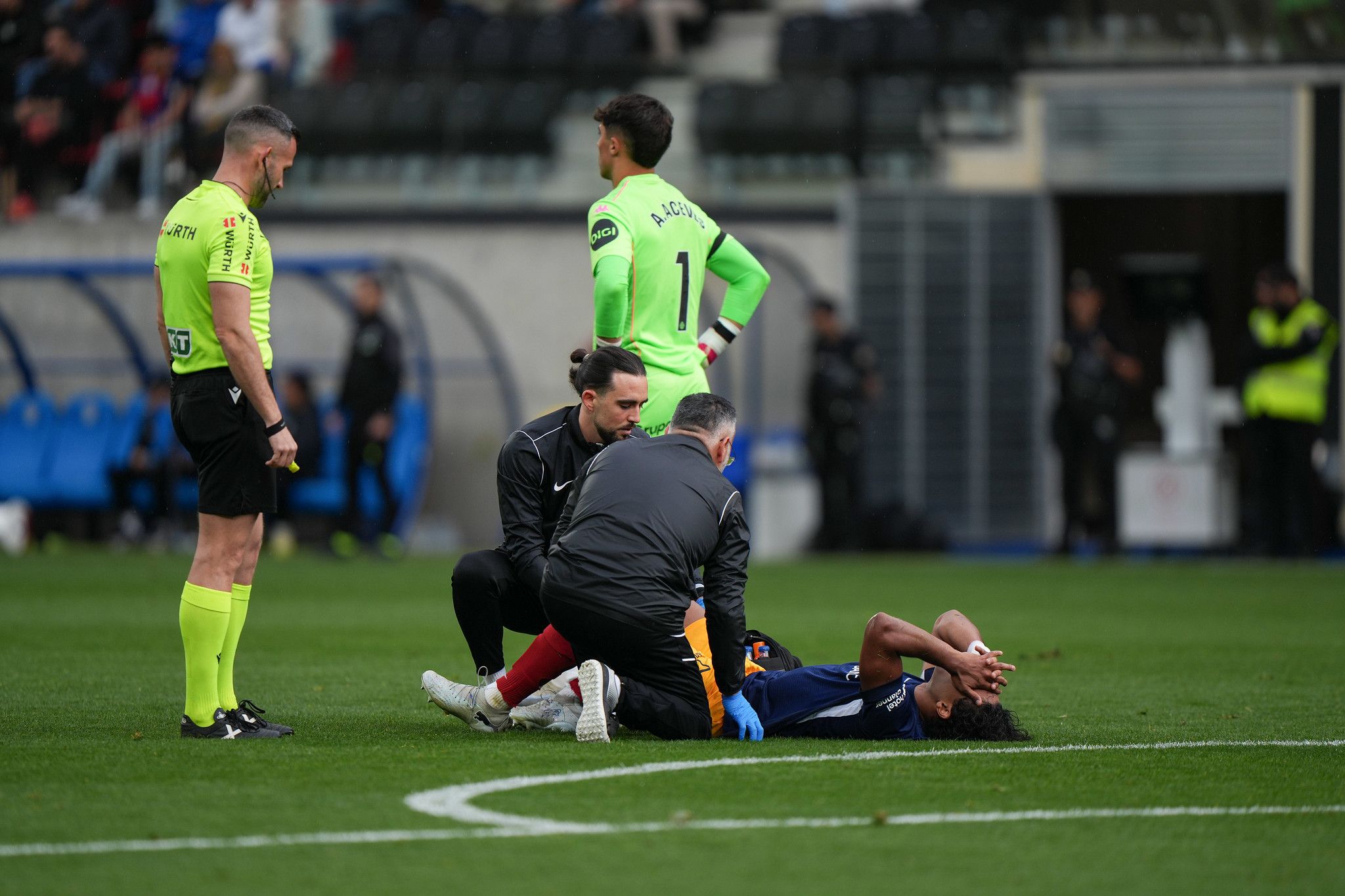 Els serveis mèdics atenen Jastin després de lesionar-se.