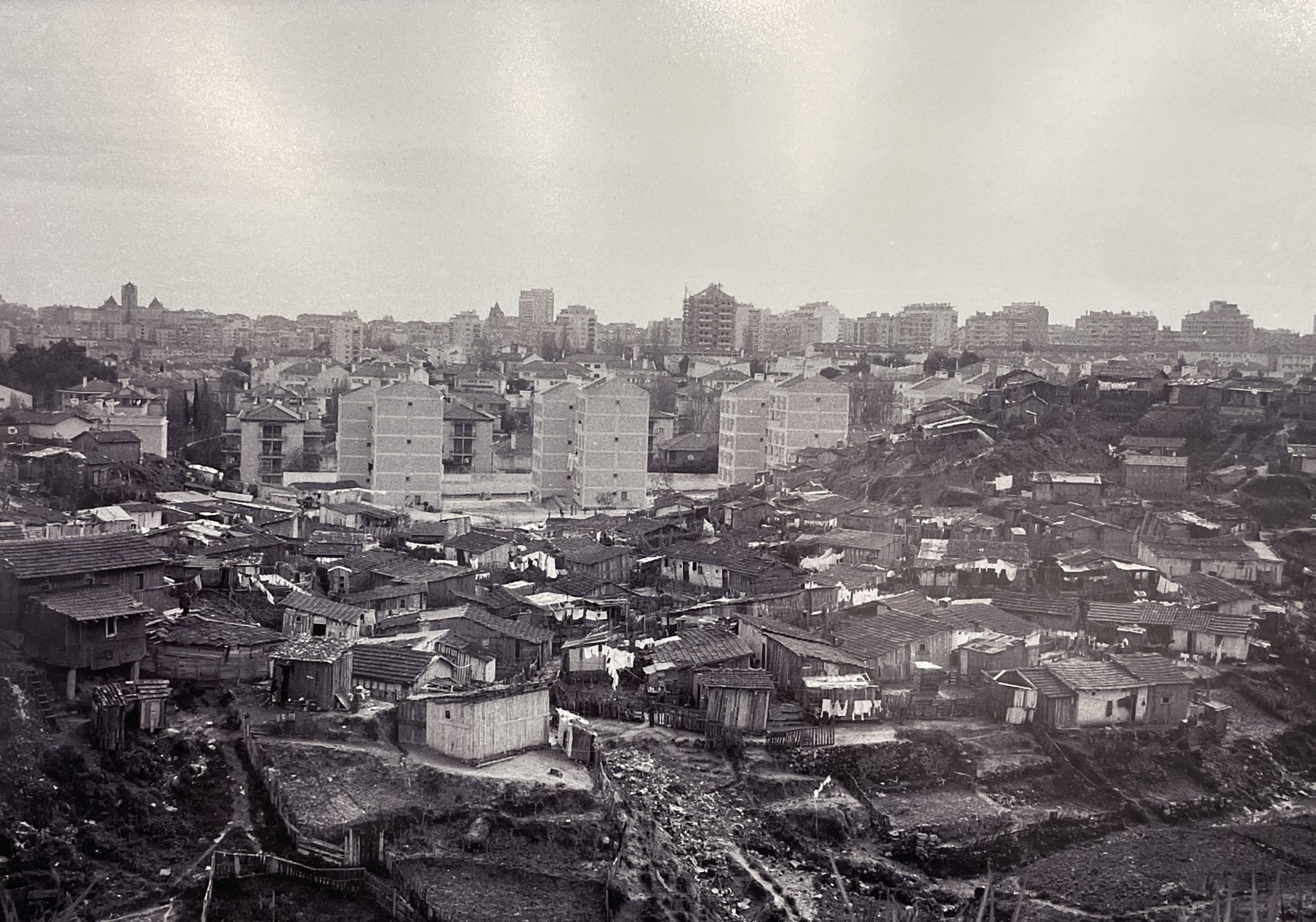 Al centre, el barri de la Quinta do Nargão. Darrere, els edificis moderns en construcció a l'avui parròquia d'Alvalade.